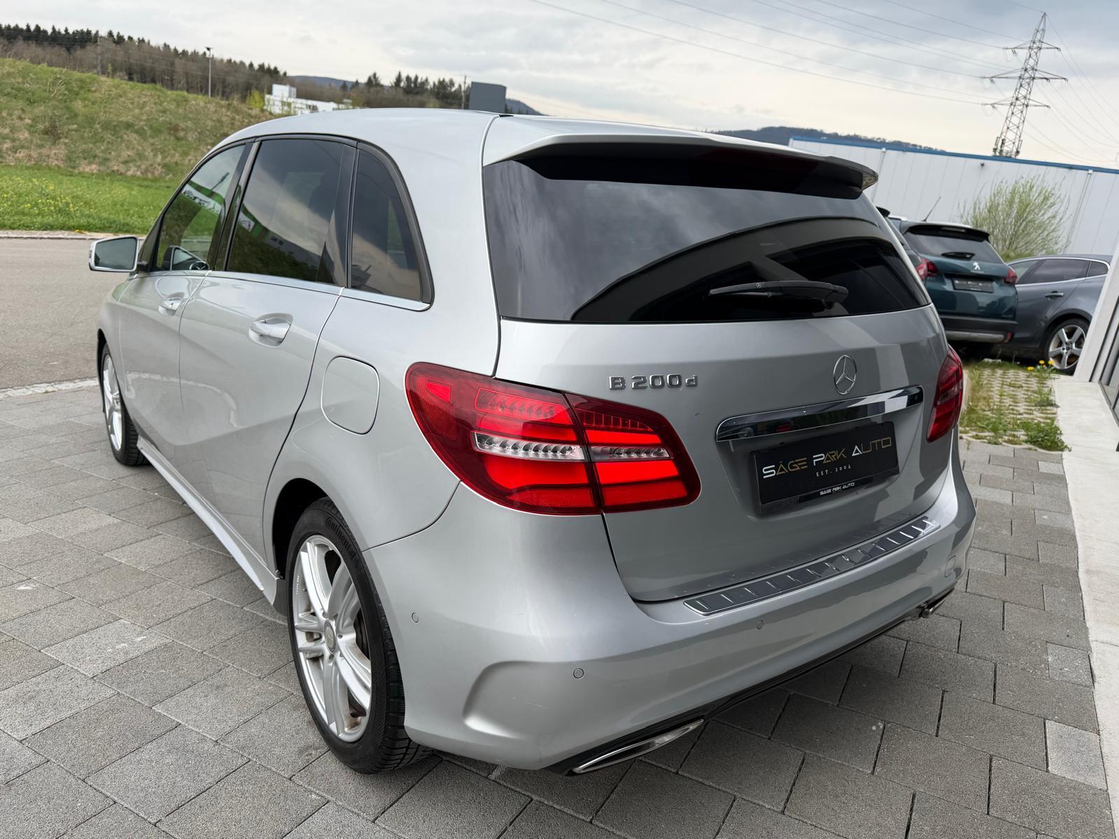 MERCEDES-BENZ B 200 d AMG Line-image-4