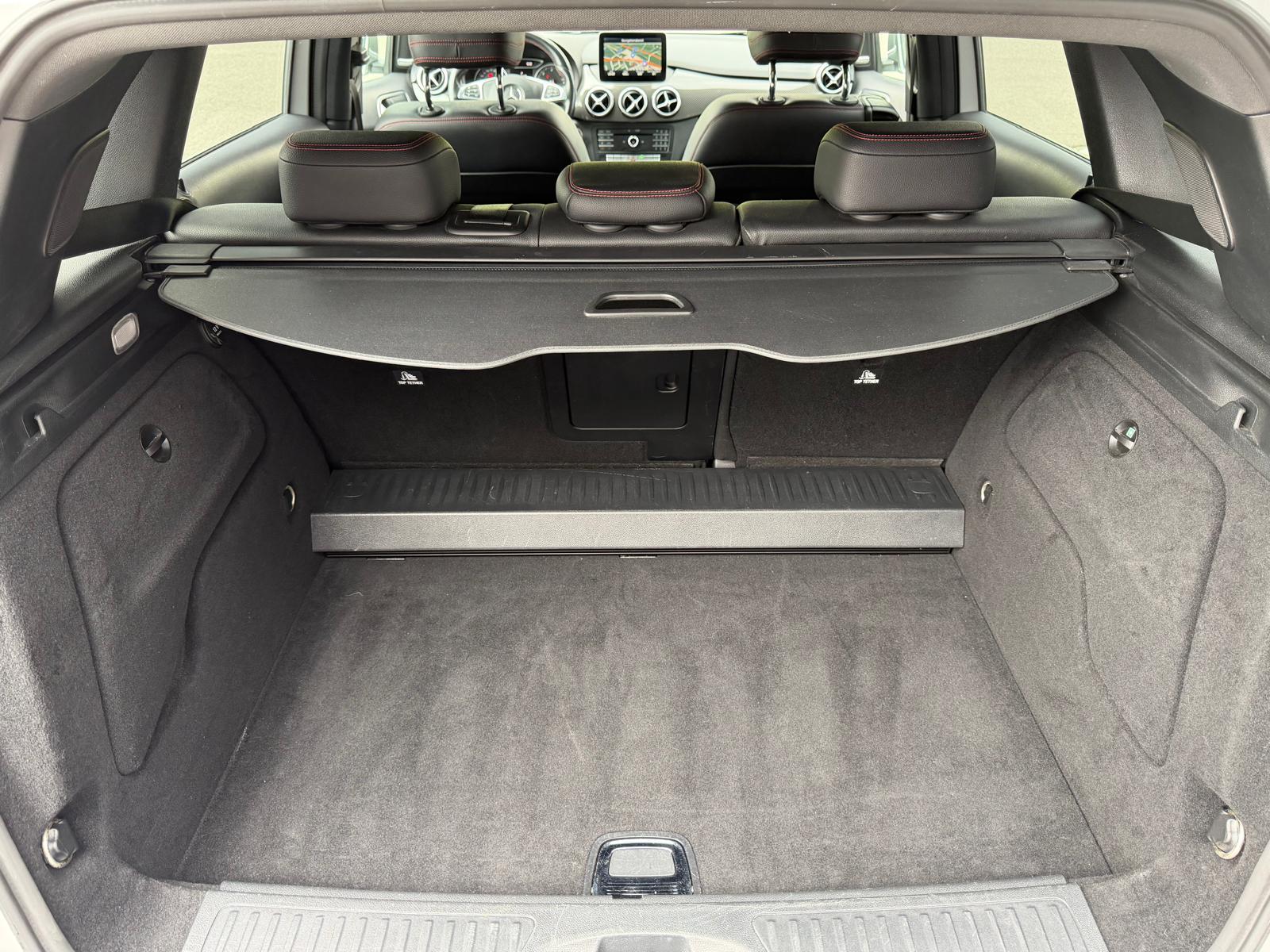 MERCEDES-BENZ B 200 d AMG Line-image-25