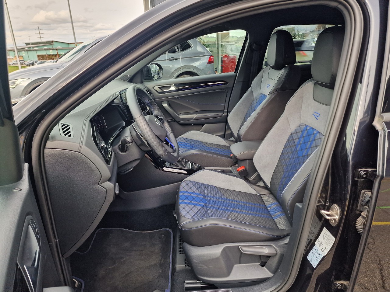 VW T-Roc 2.0 TSI R DSG 4Motion-image-9