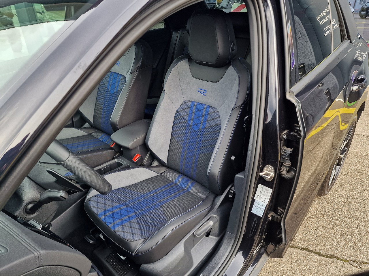 VW T-Roc 2.0 TSI R DSG 4Motion-image-10