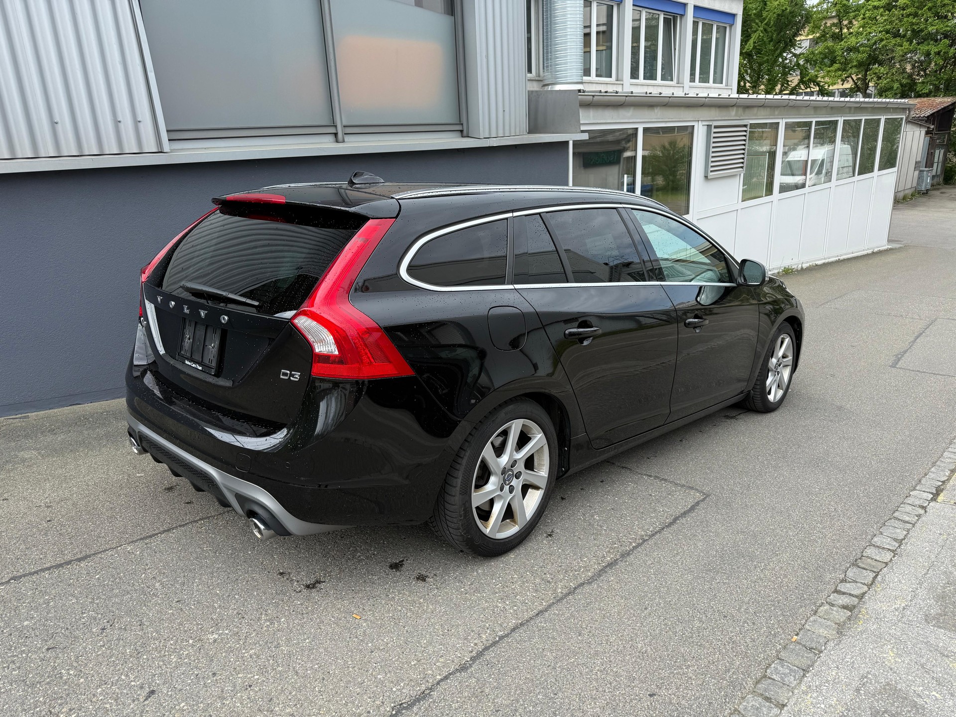 VOLVO V60 D3 Kinetic R-Design-image-2