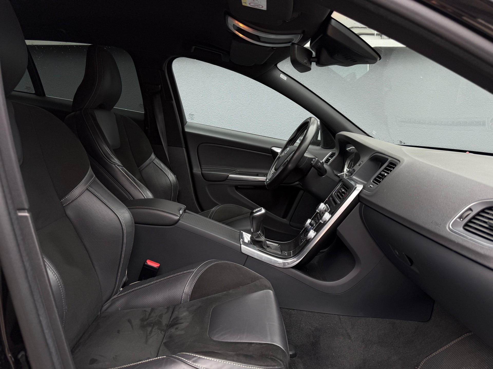 VOLVO V60 D3 Kinetic R-Design-image-13
