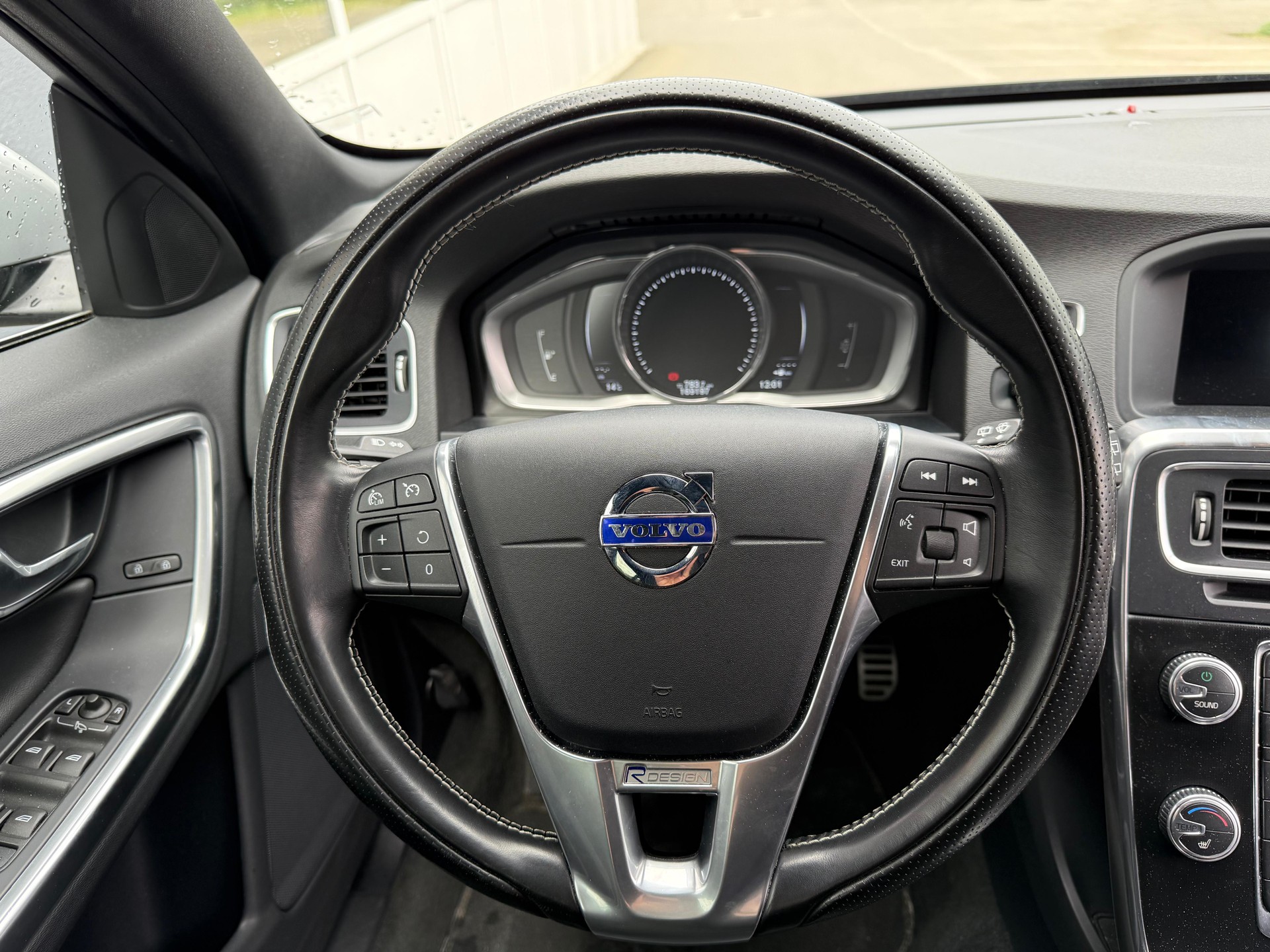 VOLVO V60 D3 Kinetic R-Design-image-8