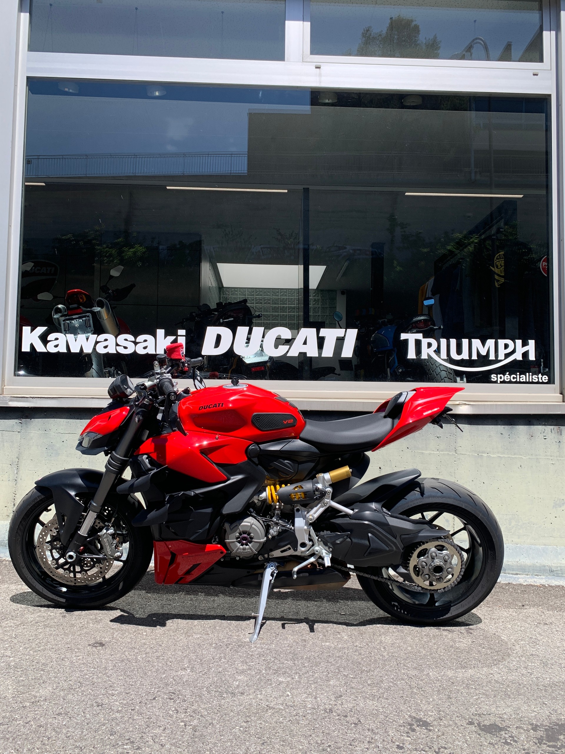 DUCATI Streetfighter V2-showroom-element-1