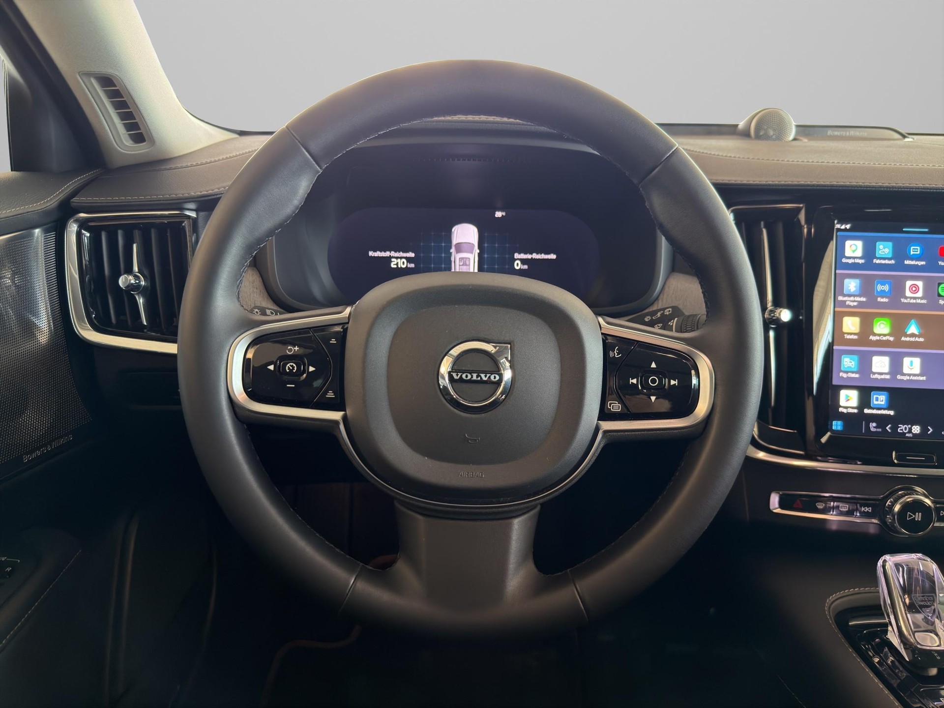 VOLVO V90 2.0 T8 TE Ultimate Dark eAWD-image-13