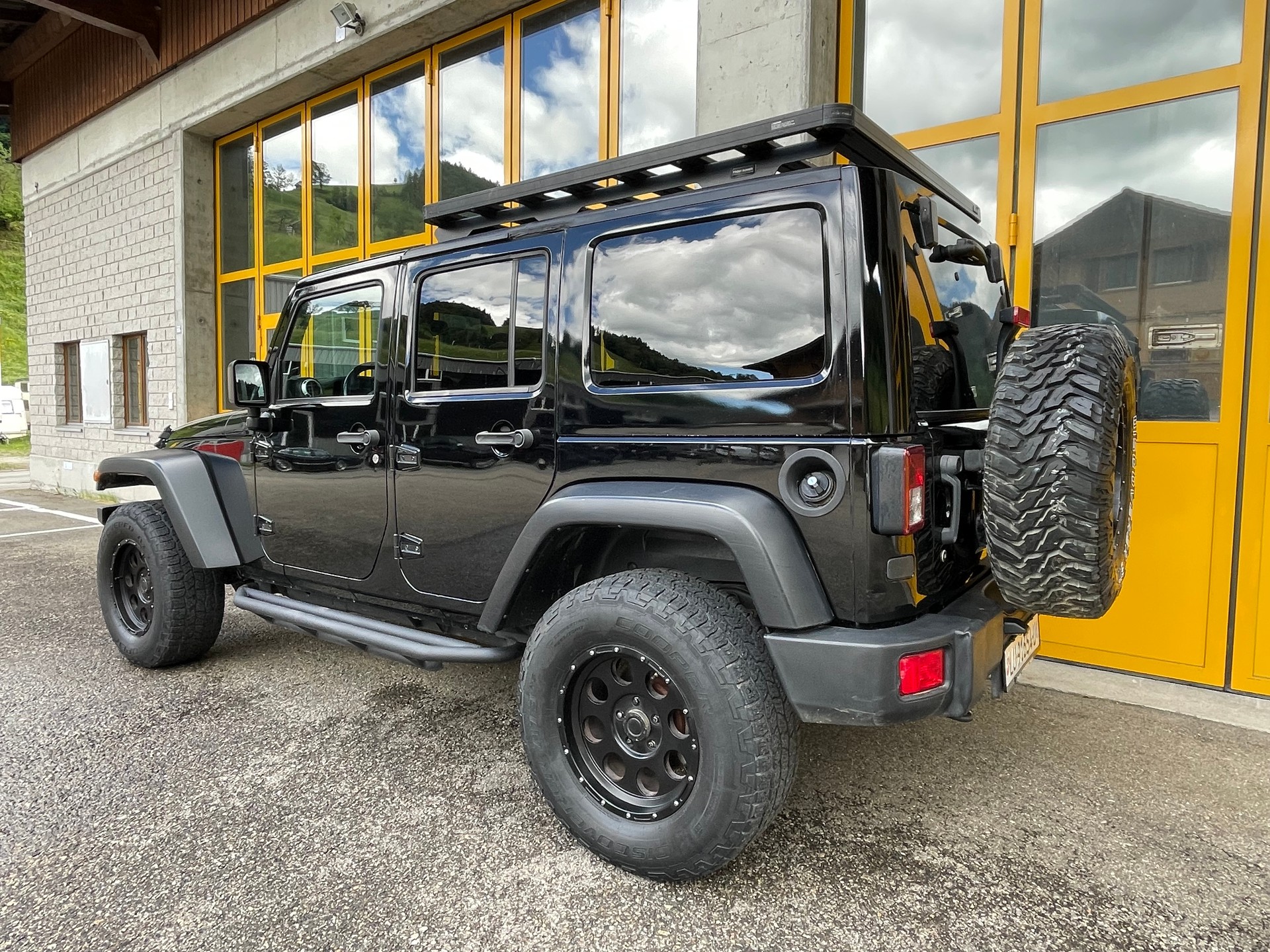JEEP 2.8 CRD Sahara Automatic-image-2