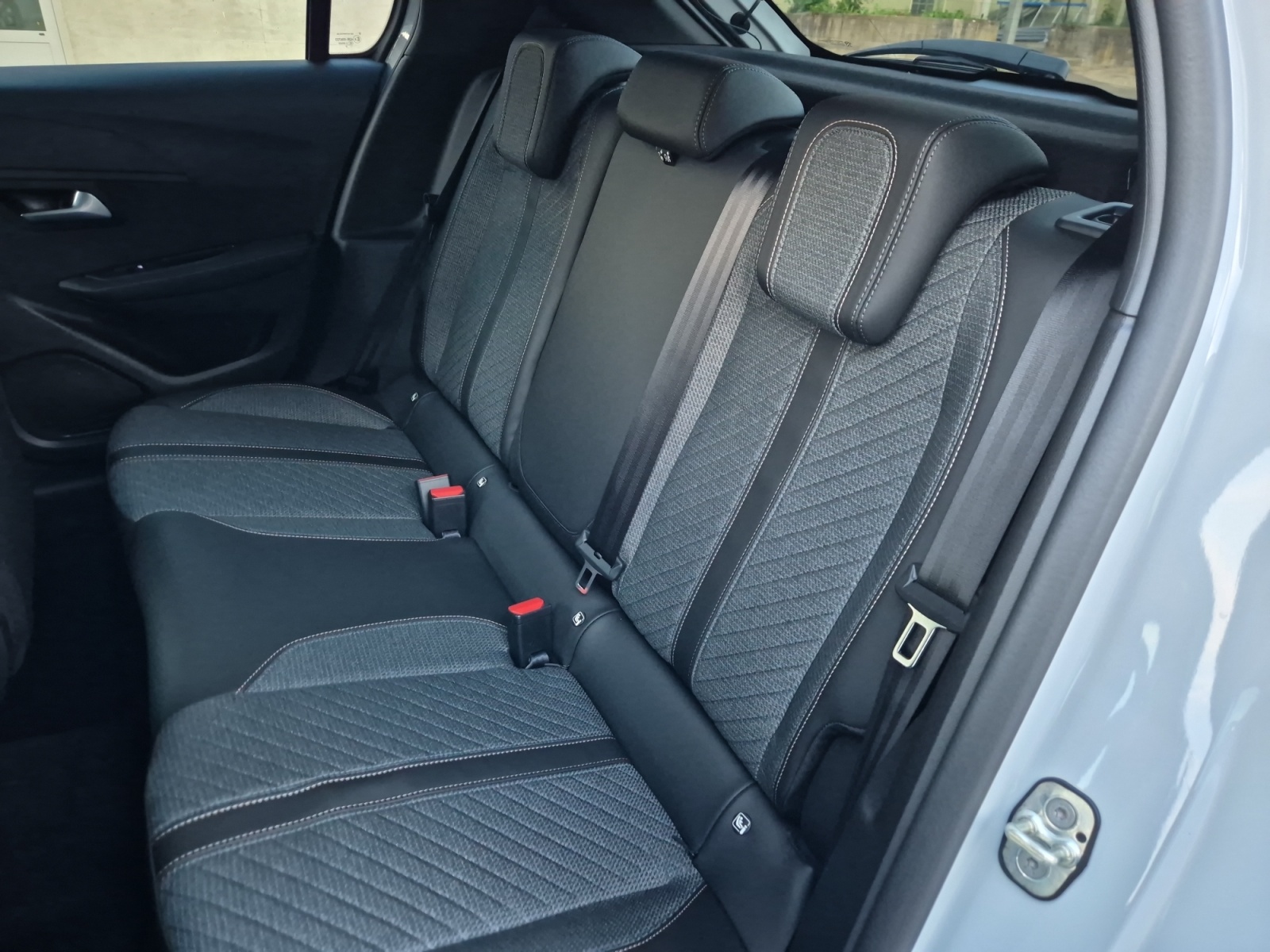 PEUGEOT 208 1.2 MHEV 110 Allure Premium-image-6
