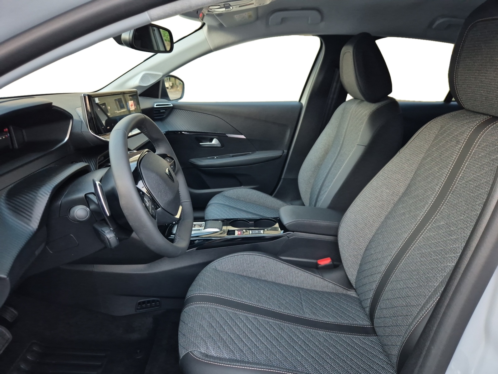 PEUGEOT 208 1.2 MHEV 110 Allure Premium-image-5
