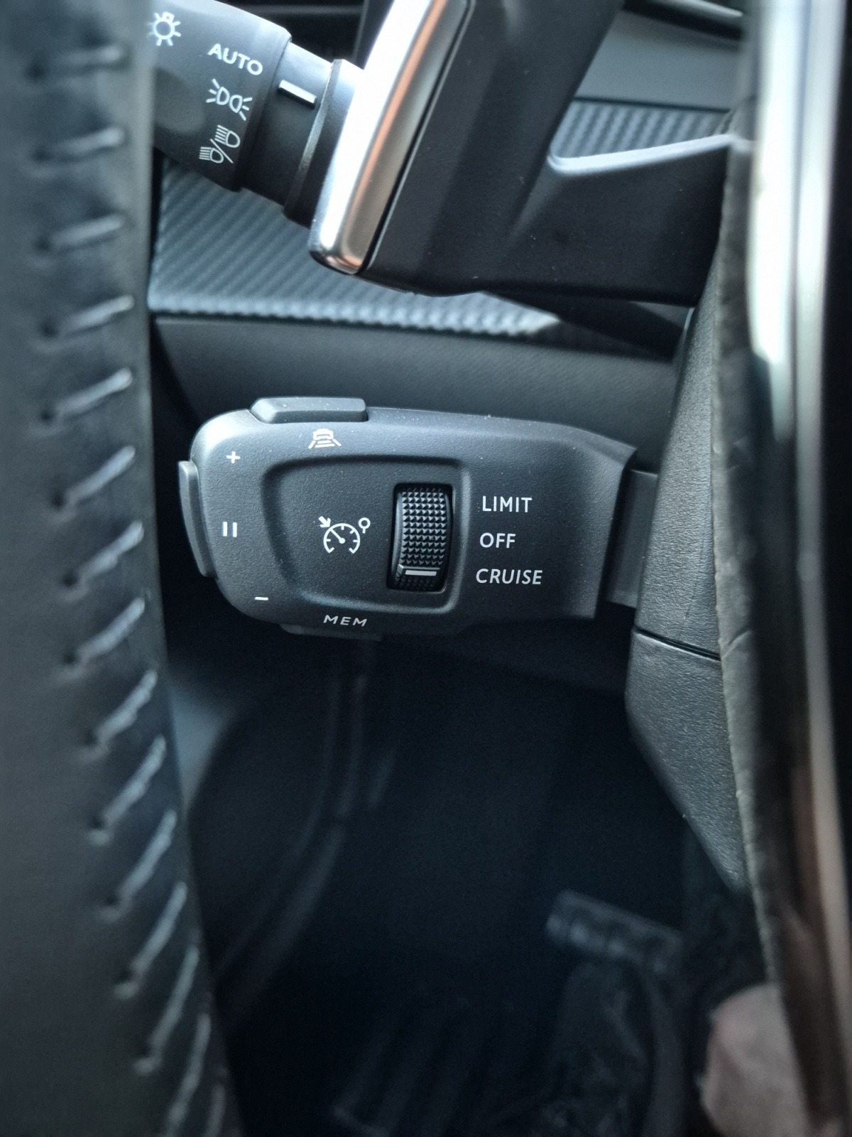 PEUGEOT 208 1.2 MHEV 110 Allure Premium-image-10