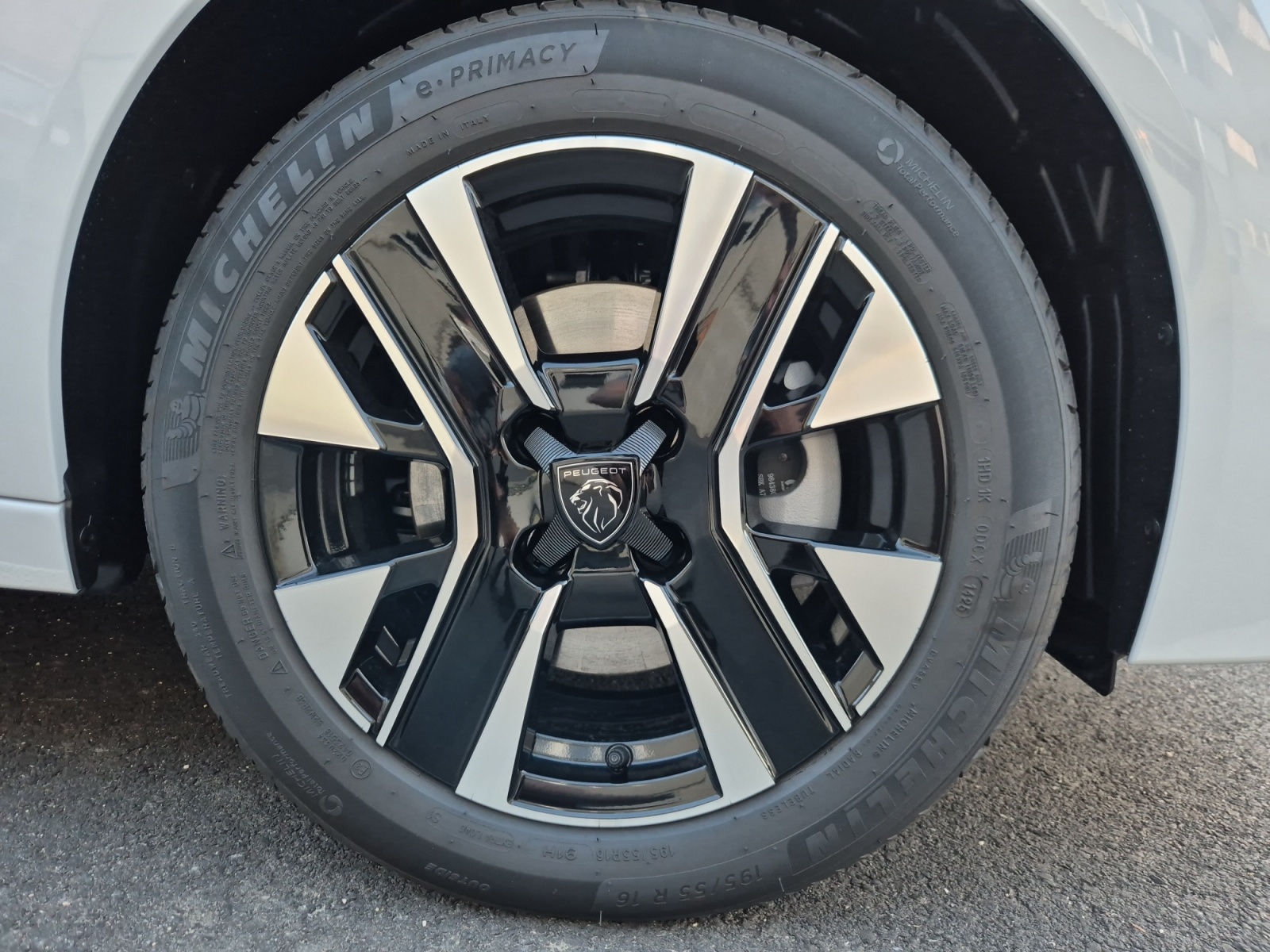 PEUGEOT 208 1.2 MHEV 110 Allure Premium-image-9