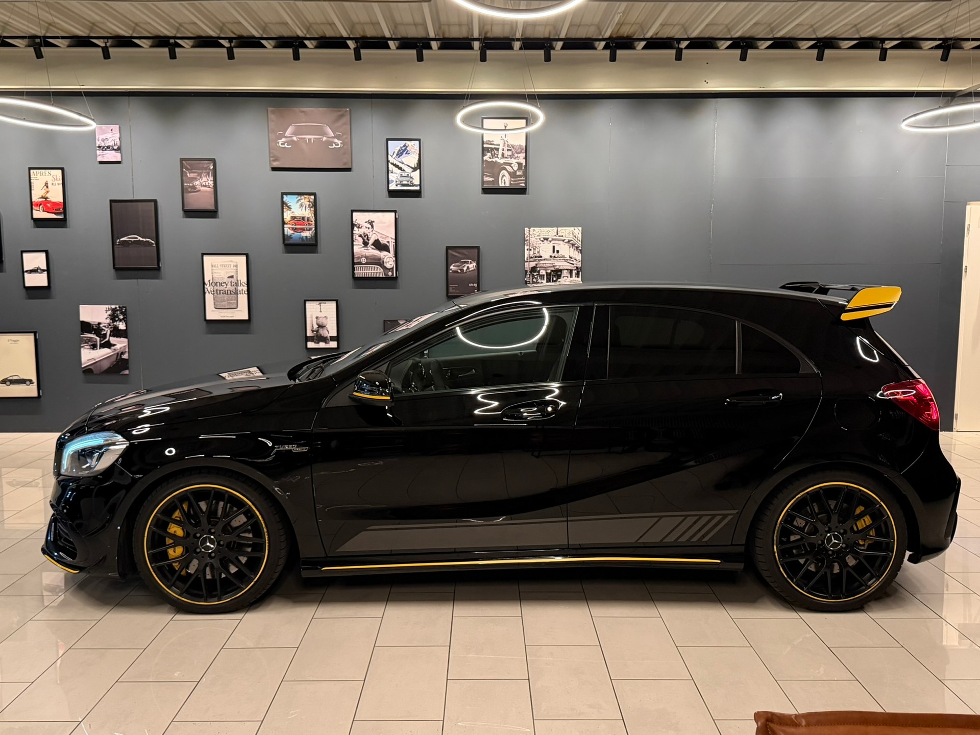 MERCEDES-BENZ A 45 AMG Yellow Night Edition 4Matic 7G-DCT-showroom-element-3