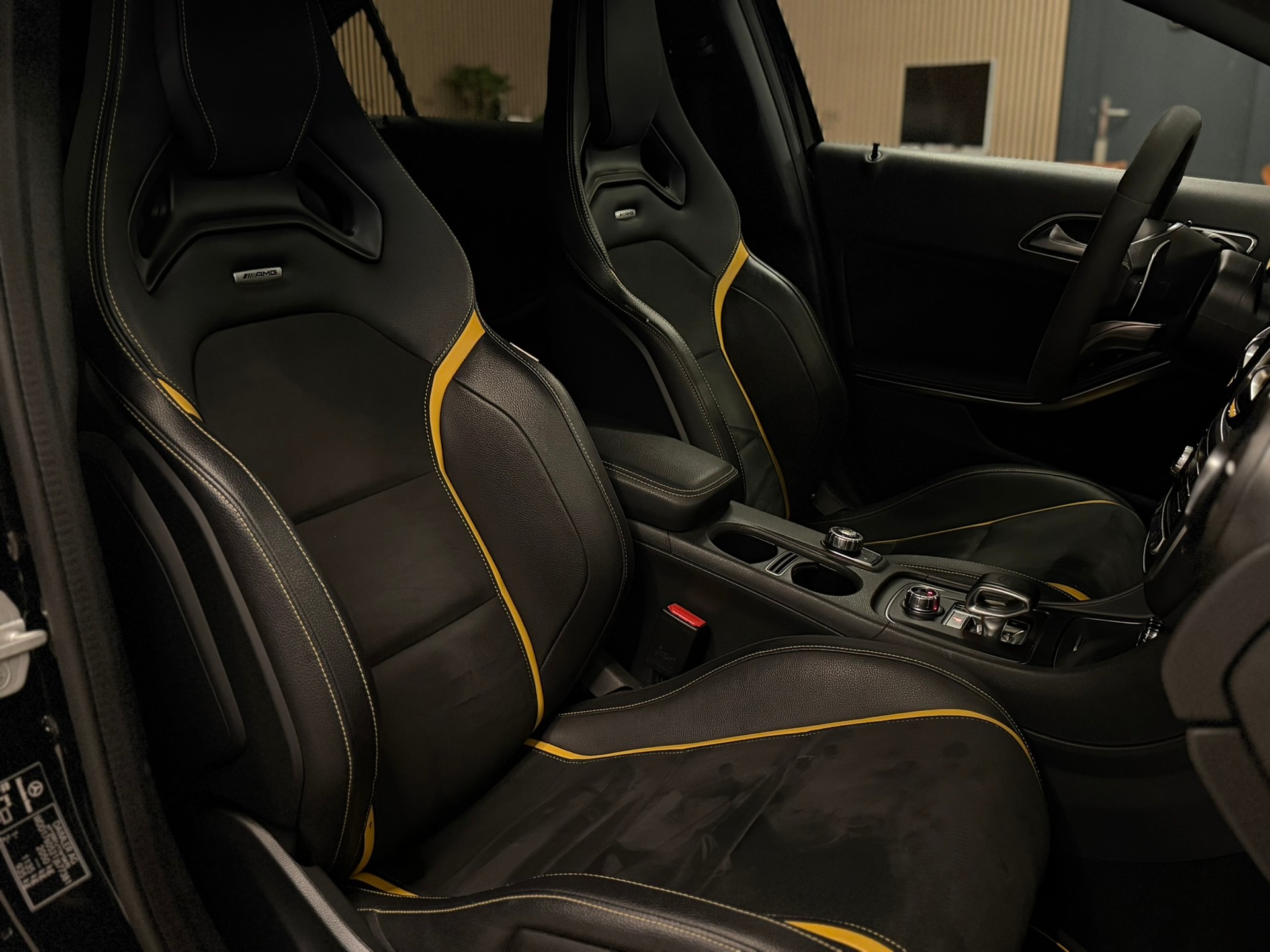 MERCEDES-BENZ A 45 AMG Yellow Night Edition 4Matic 7G-DCT-image-13