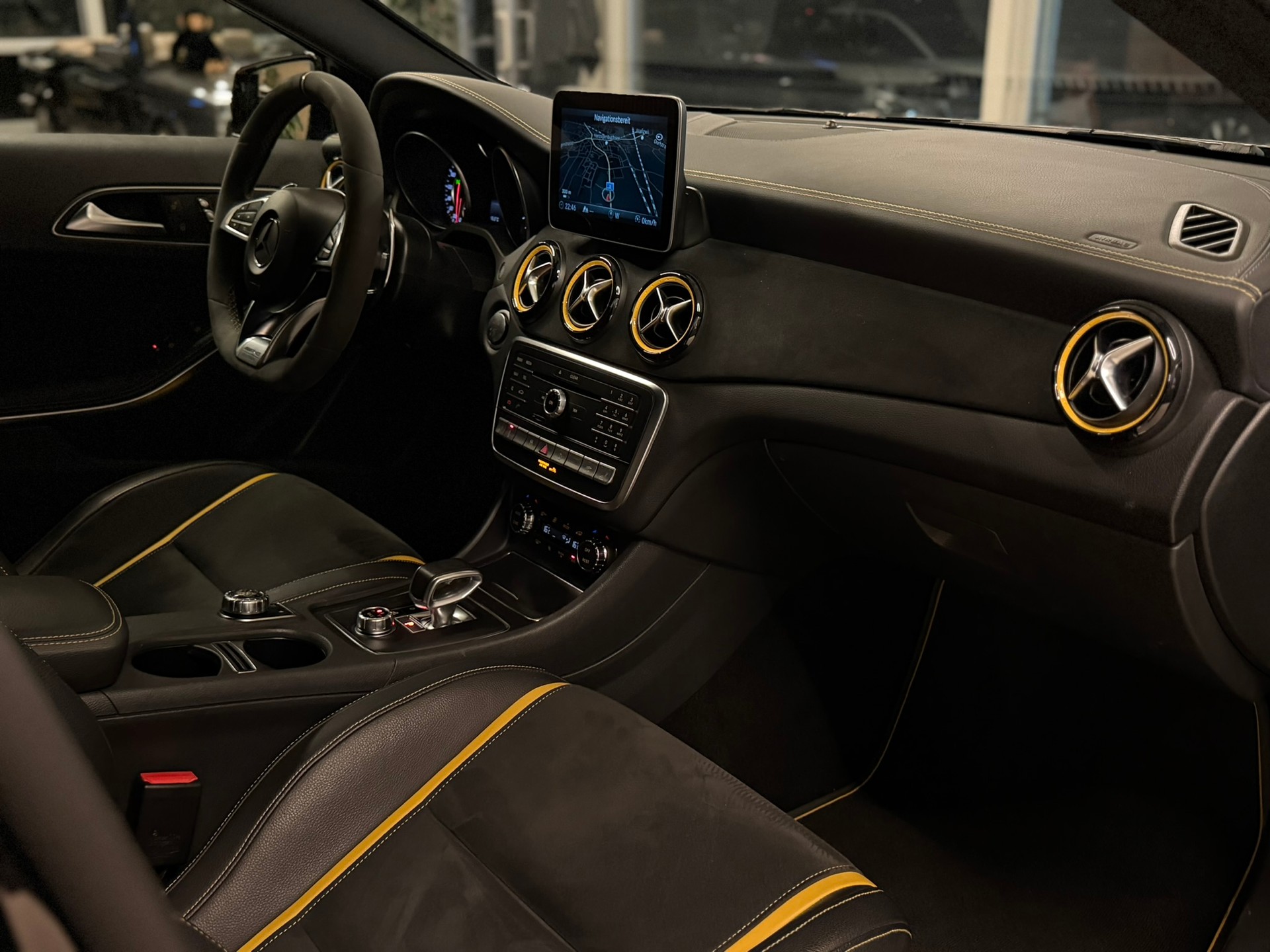 MERCEDES-BENZ A 45 AMG Yellow Night Edition 4Matic 7G-DCT-image-11