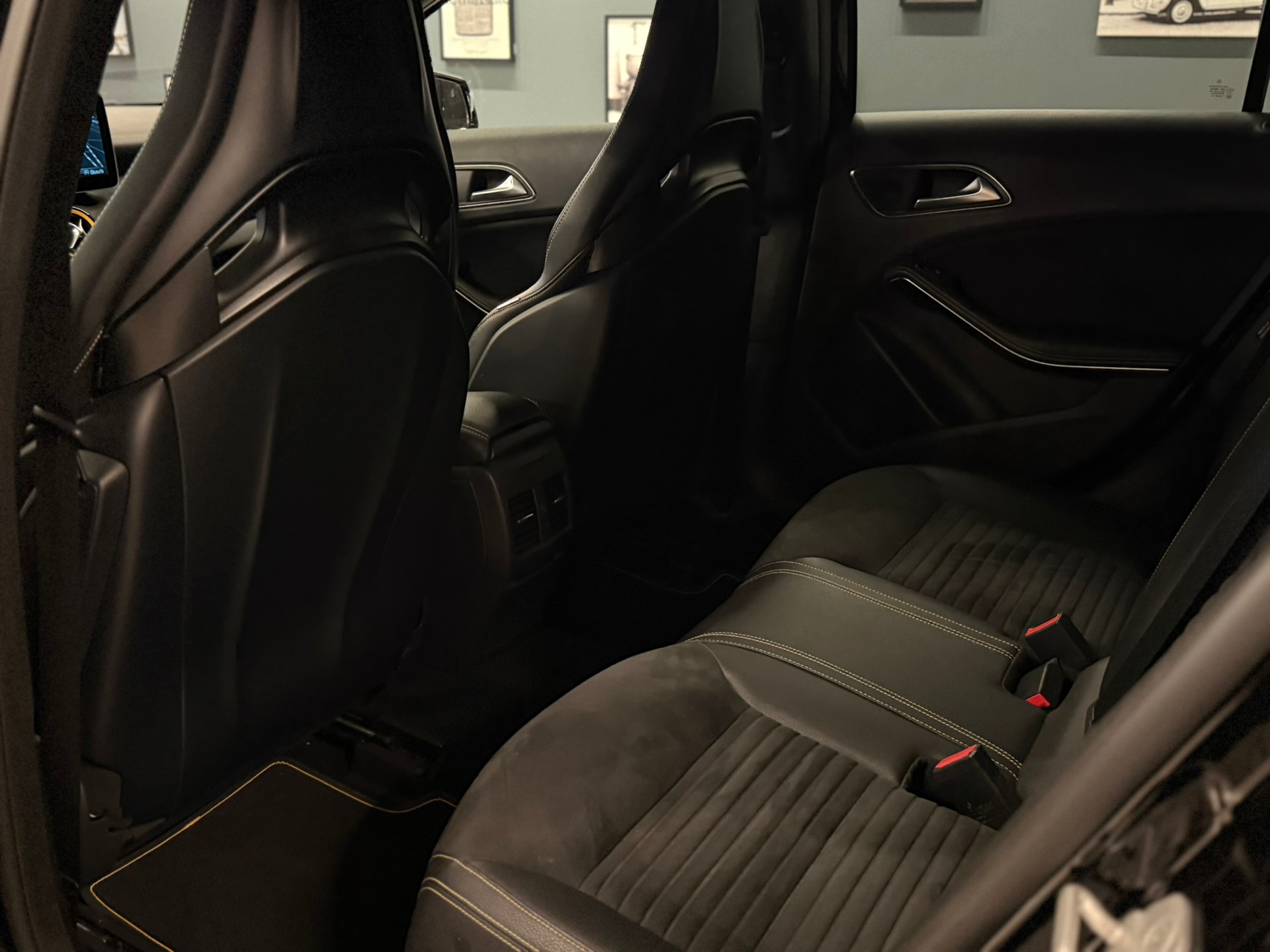 MERCEDES-BENZ A 45 AMG Yellow Night Edition 4Matic 7G-DCT-image-14