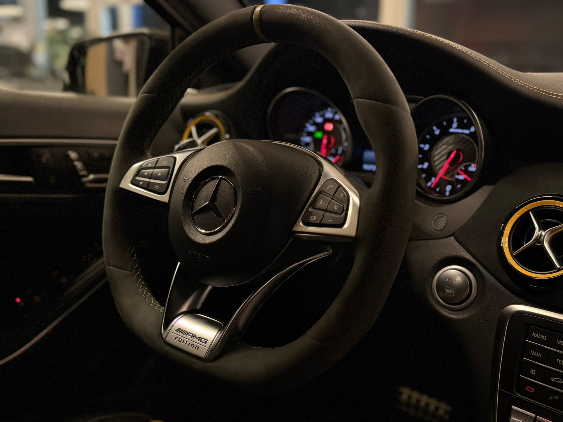 MERCEDES-BENZ A 45 AMG Yellow Night Edition 4Matic 7G-DCT-image-15