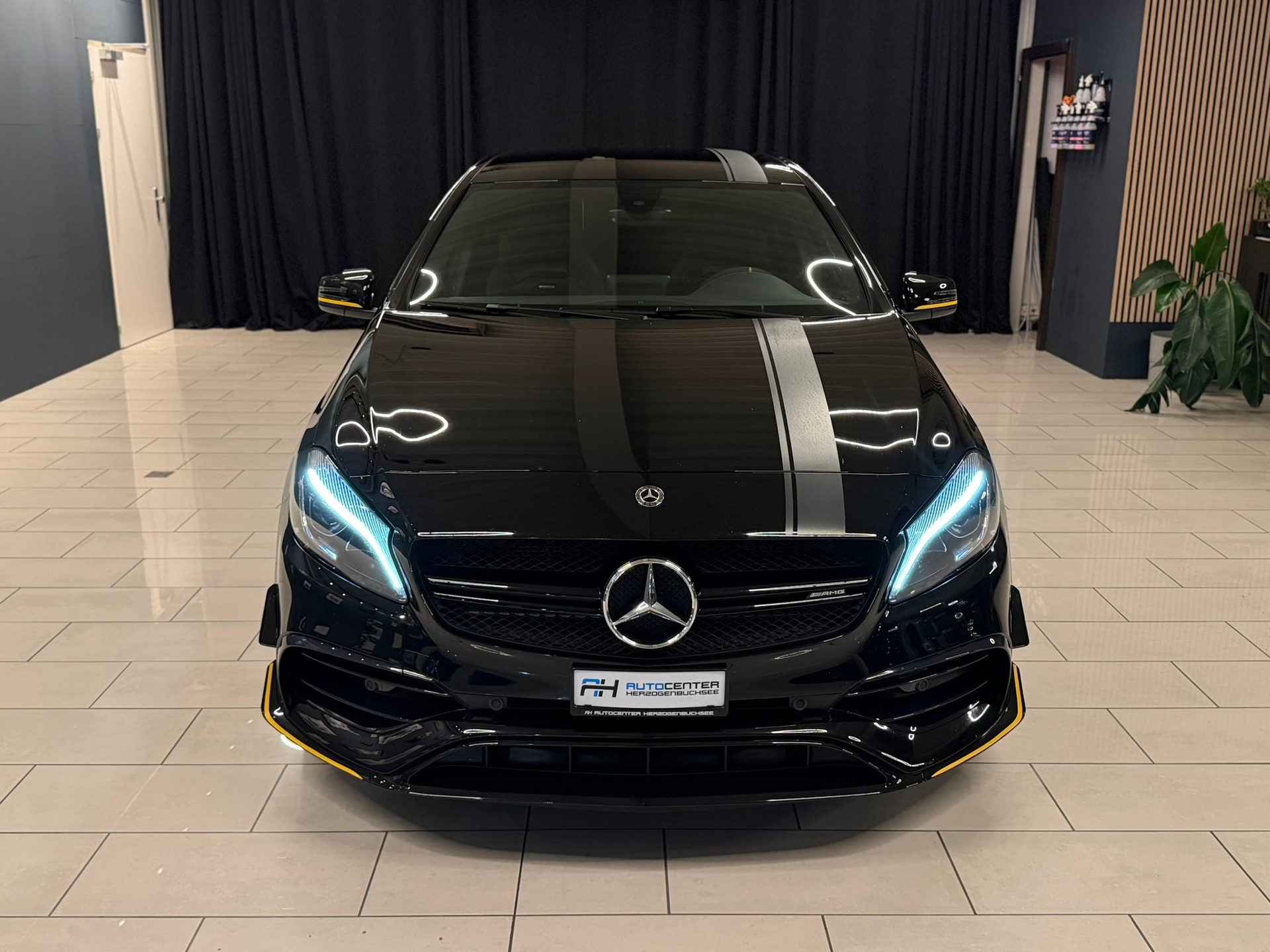 MERCEDES-BENZ A 45 AMG Yellow Night Edition 4Matic 7G-DCT-showroom-element-1