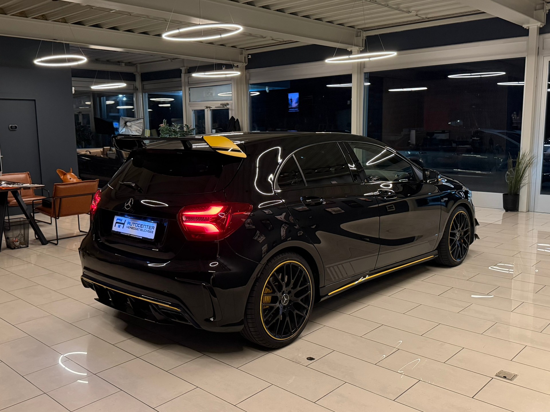 MERCEDES-BENZ A 45 AMG Yellow Night Edition 4Matic 7G-DCT-image-6