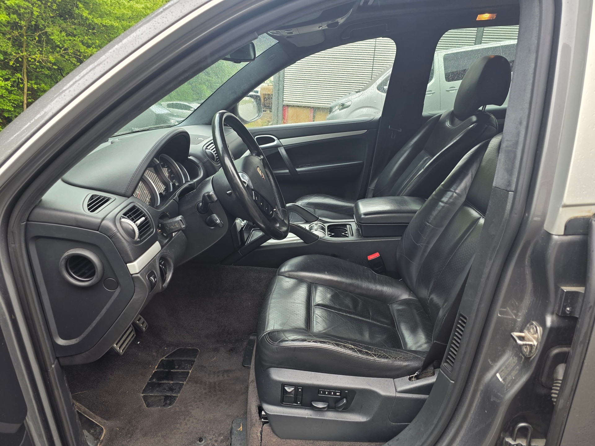 PORSCHE Cayenne Turbo-image-9