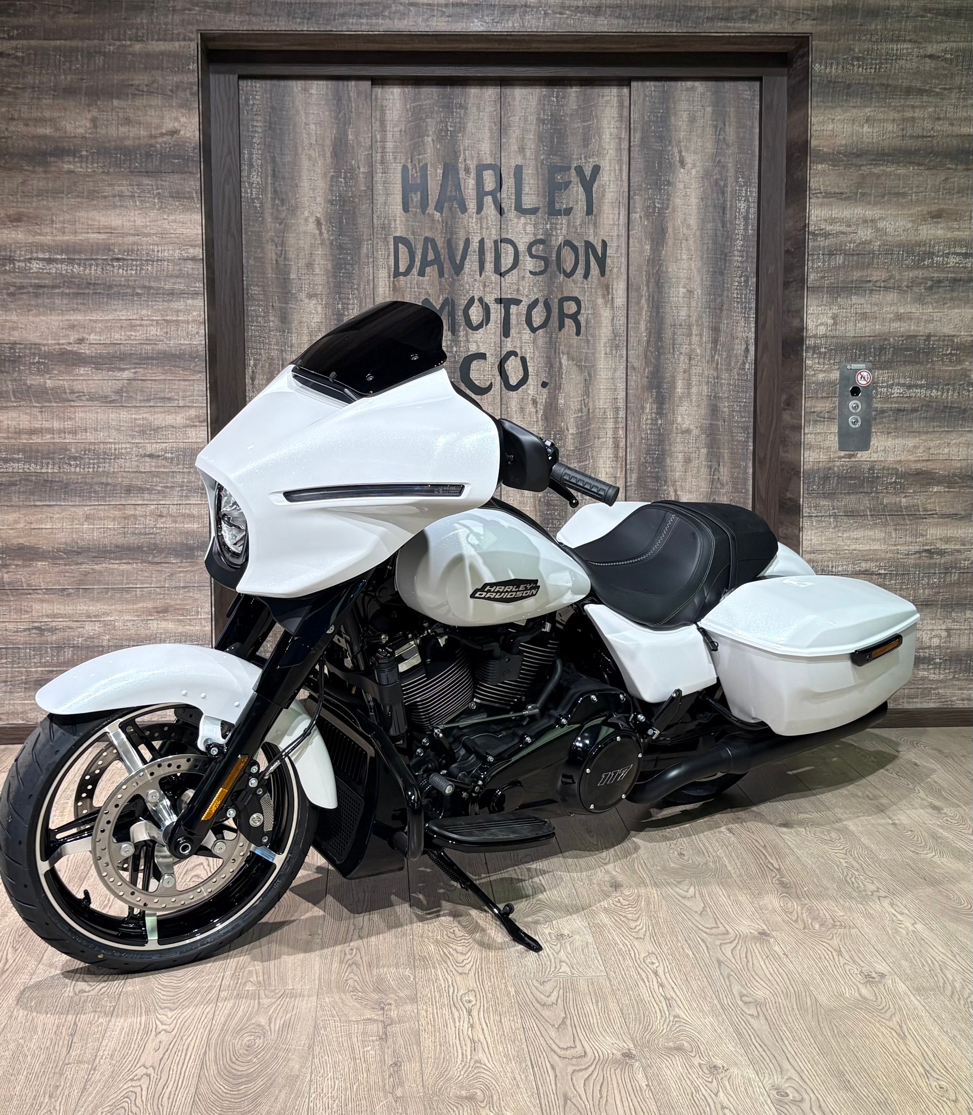 HARLEY-DAVIDSON FLHX Street Glide Black Finish 117-showroom-element-2