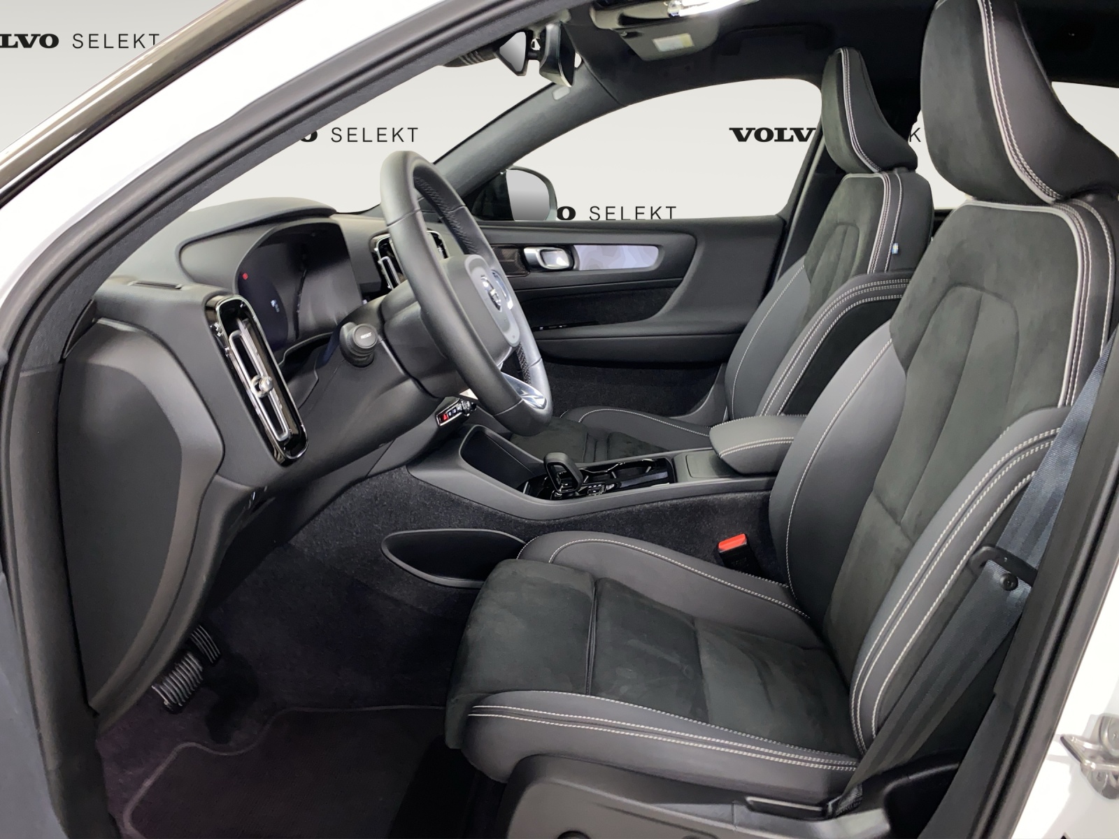 VOLVO C40 P8 Twin Recharge AWD-image-5
