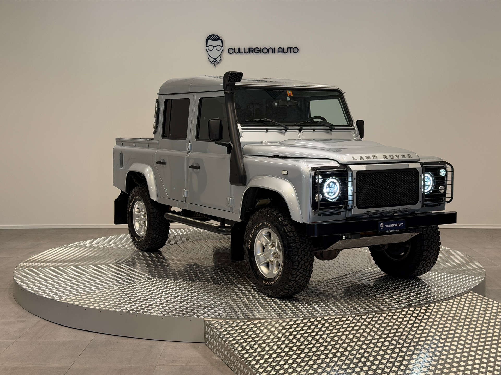 LAND ROVER Defender 110-showroom-element-2