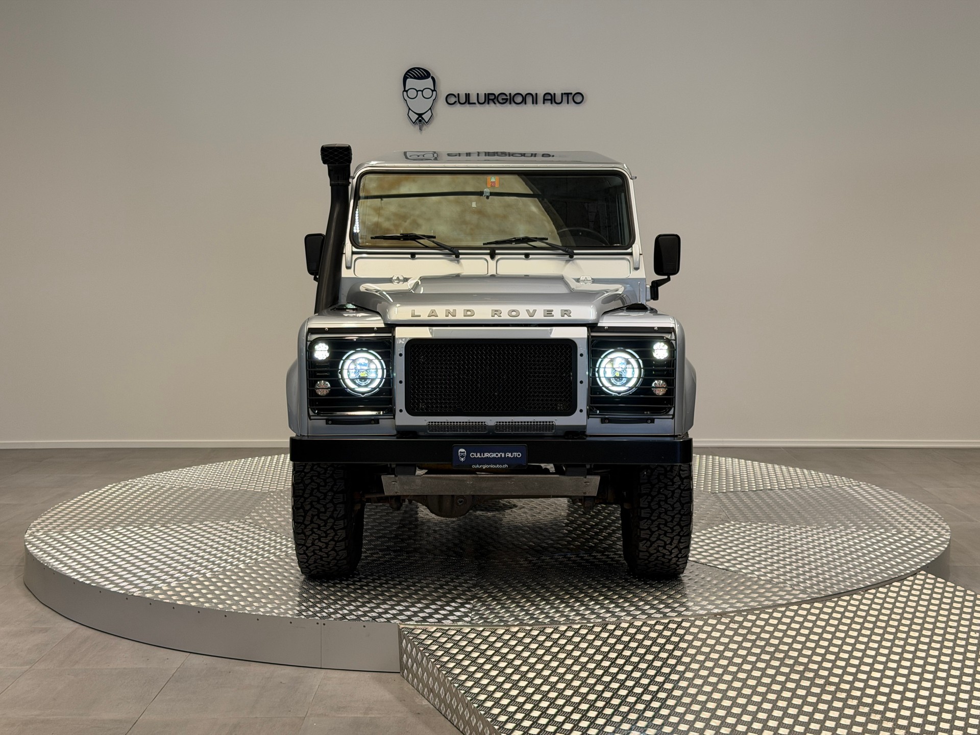 LAND ROVER Defender 110-showroom-element-1