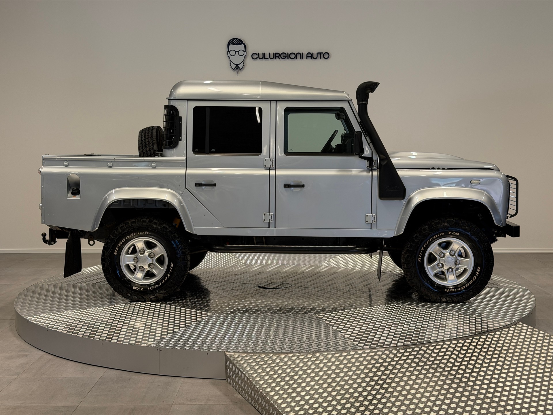 LAND ROVER Defender 110-showroom-element-3