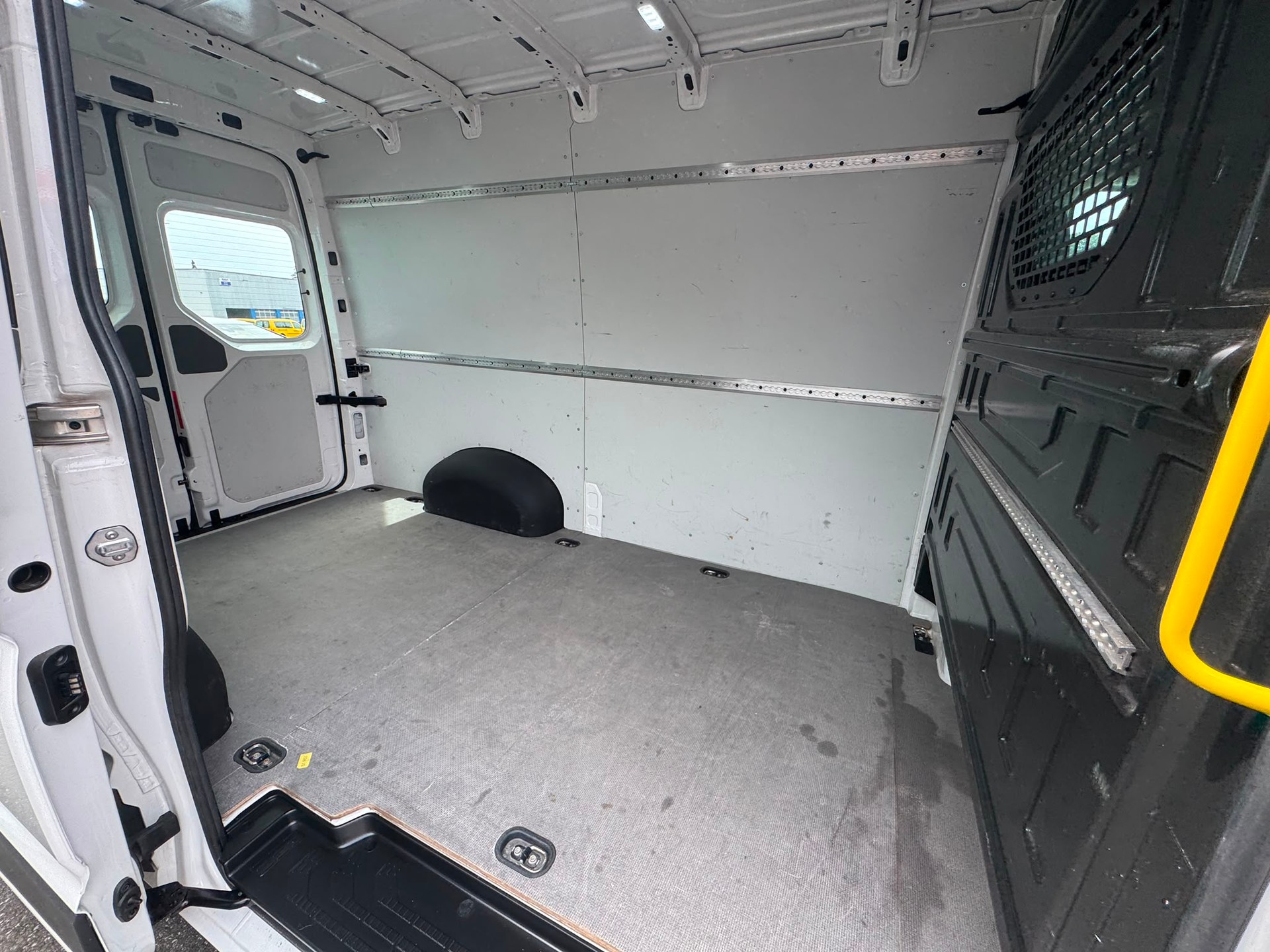 VW Crafter 35 Kawa 2.0 TDI L3/H3 Automat mit Klima-image-6