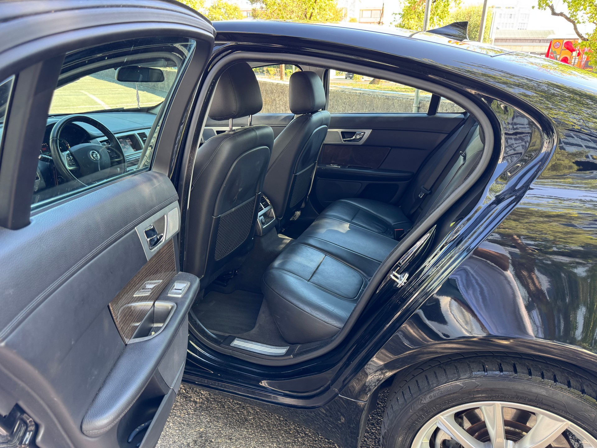 JAGUAR XF 2.2d Luxury-image-9