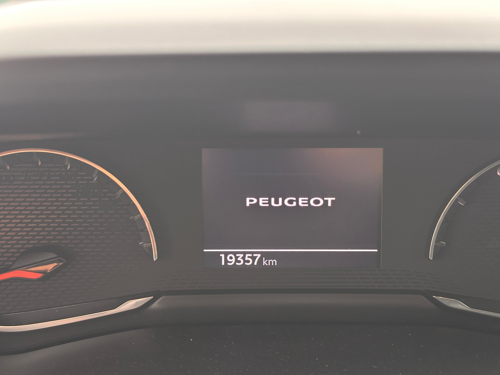 PEUGEOT 208 1.2 PureTech Allure EAT8-image-9