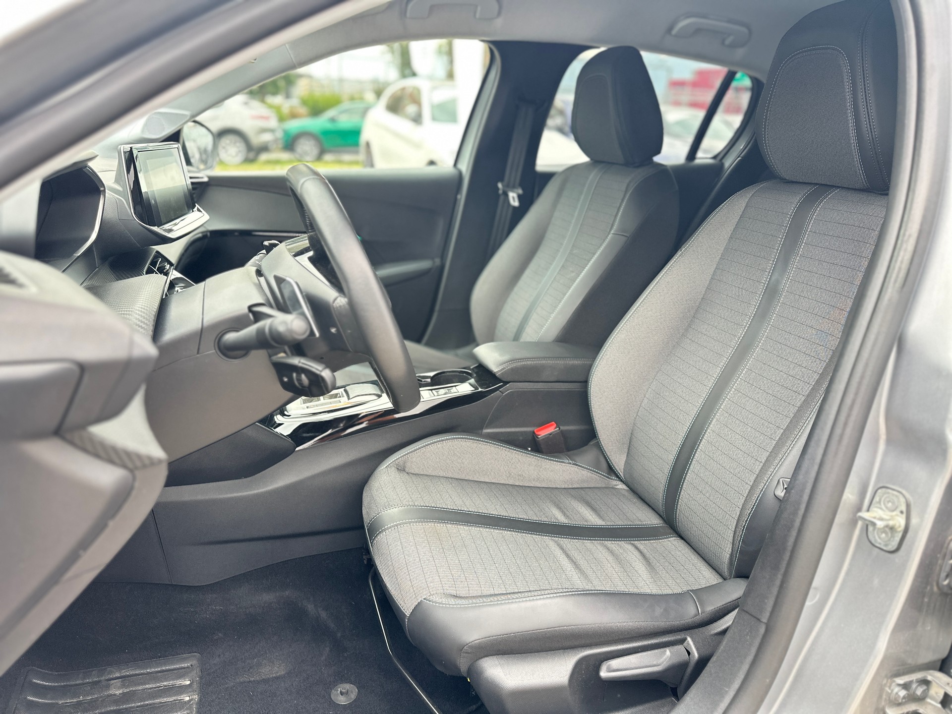 PEUGEOT 208 1.2 PureTech Allure EAT8-image-8
