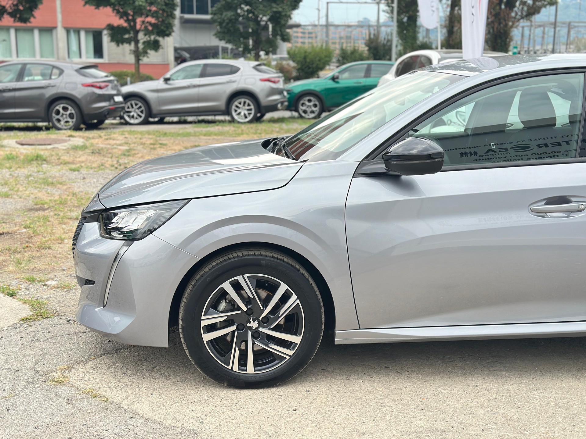 PEUGEOT 208 1.2 PureTech Allure EAT8-image-3