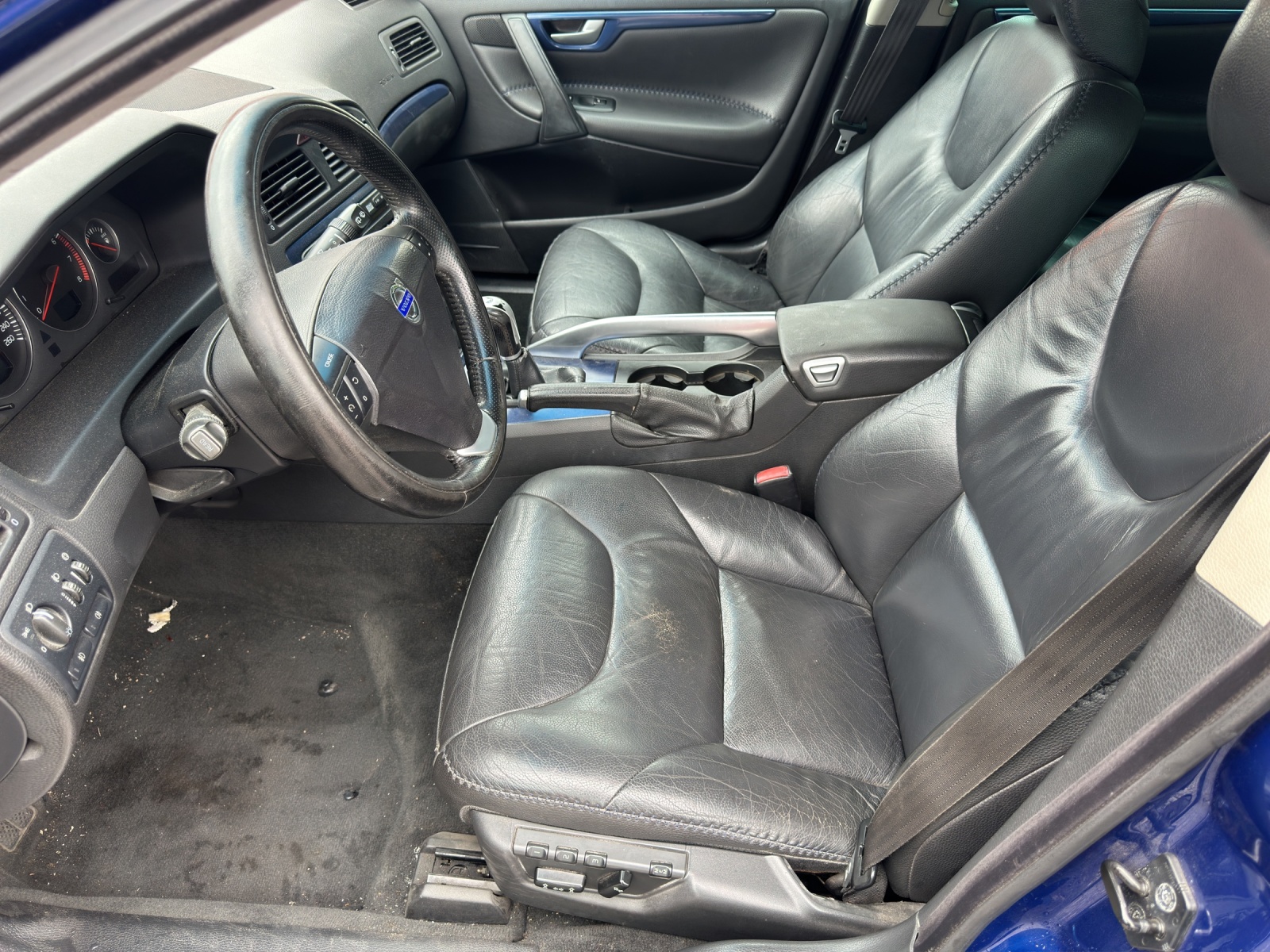 VOLVO XC70 2.5T AWD Momentum-image-10