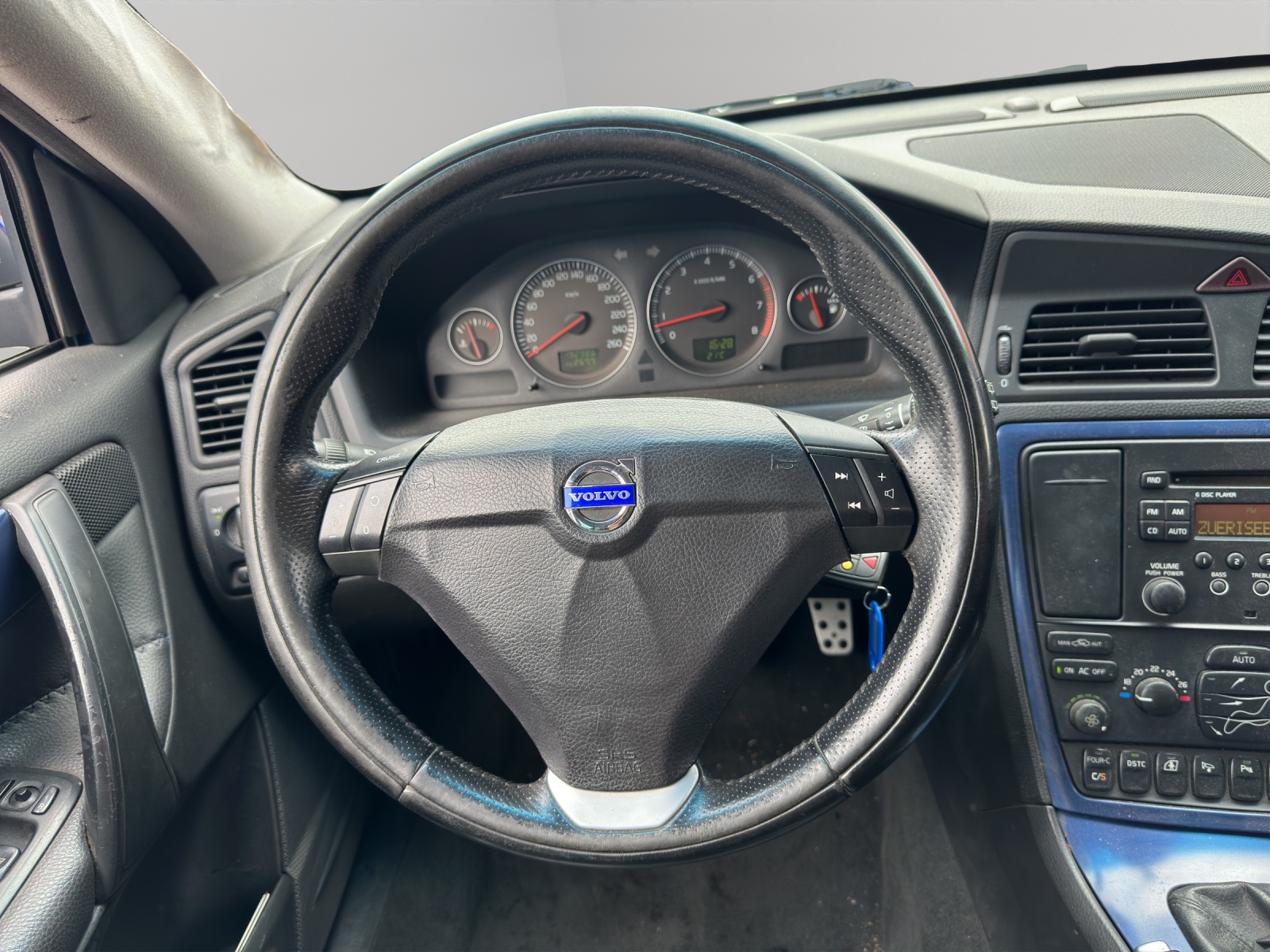 VOLVO XC70 2.5T AWD Momentum-image-16