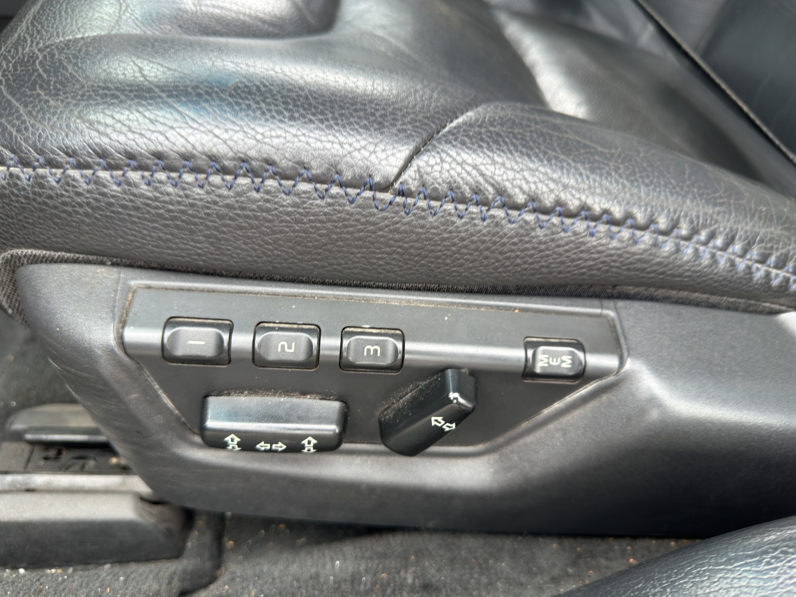 VOLVO XC70 2.5T AWD Momentum-image-15