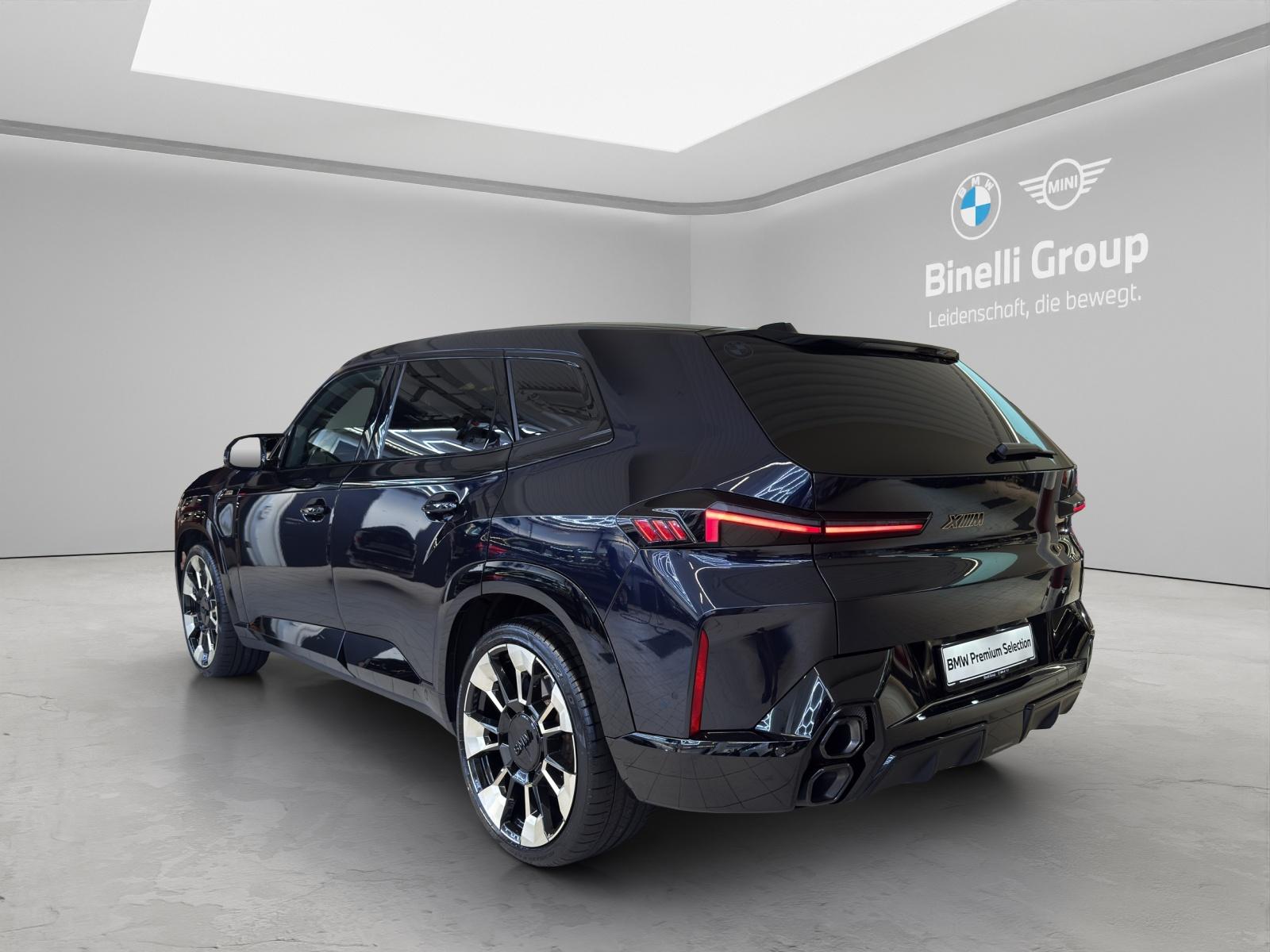 BMW XM-showroom-element-3