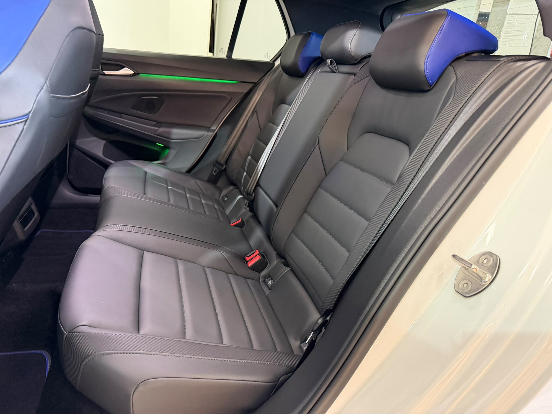 VW Golf 2.0 TSI R DSG 4Motion R 20 Years-image-9
