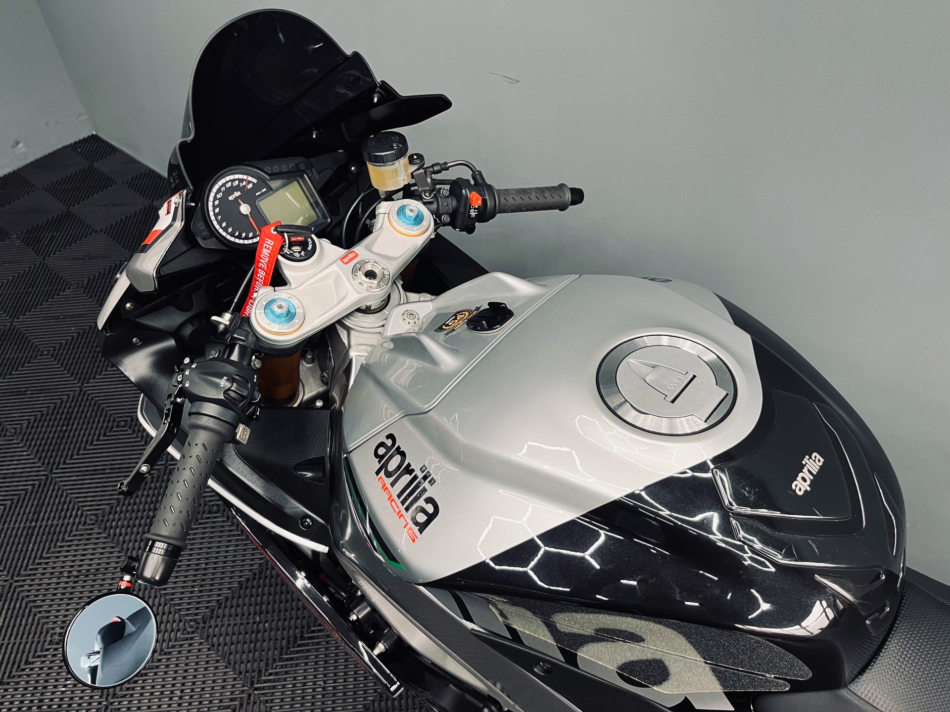 APRILIA RSV4 RF-image-11