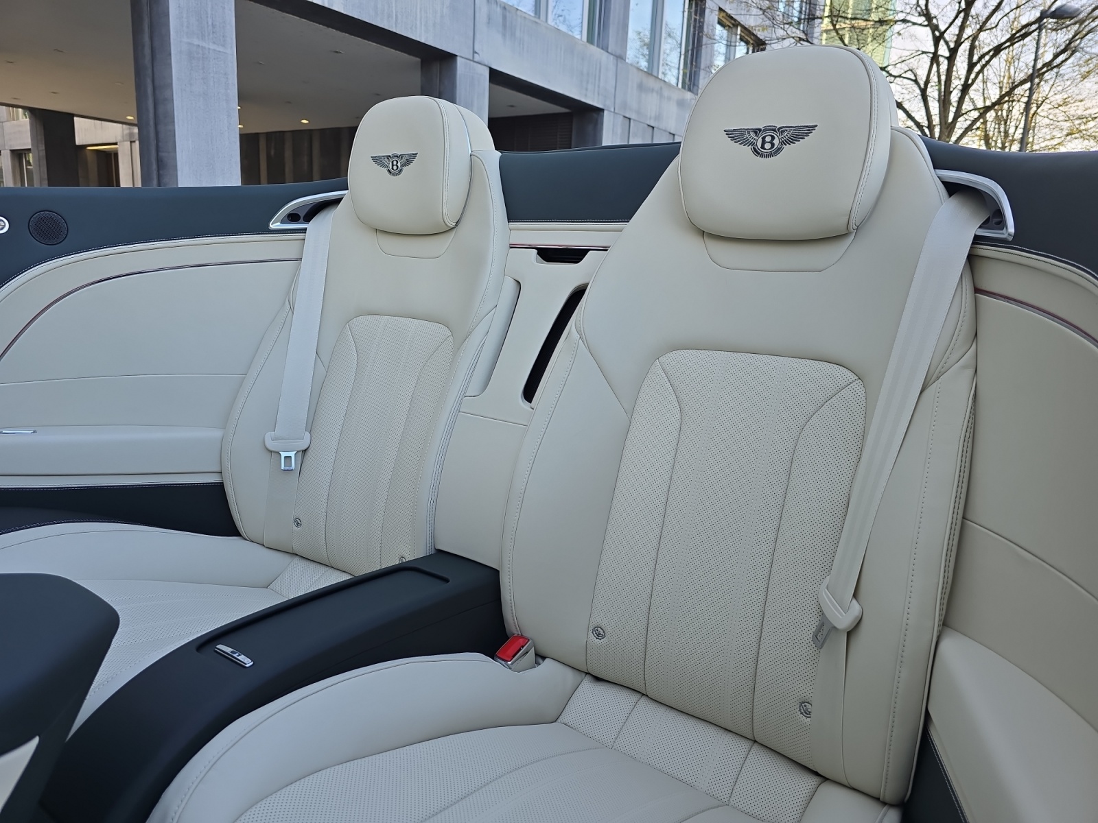 BENTLEY Continental GTC V8 4.0 PHEV 680 PS/ 1.9 % Leasing möglich-image-16