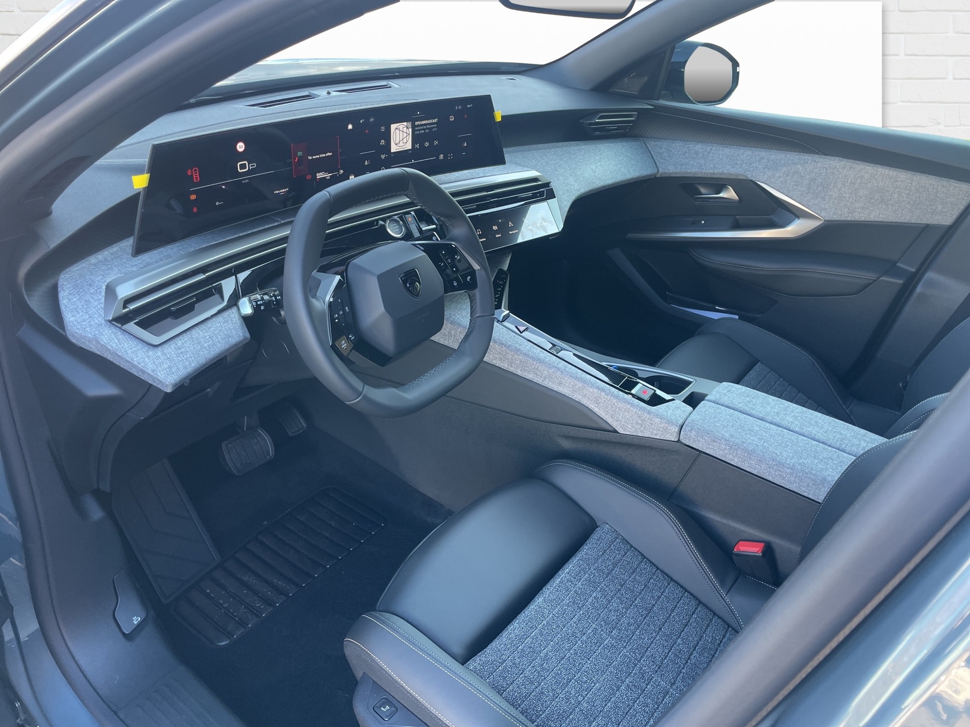 PEUGEOT 3008 1.2 Hybrid Allure Premium-image-5