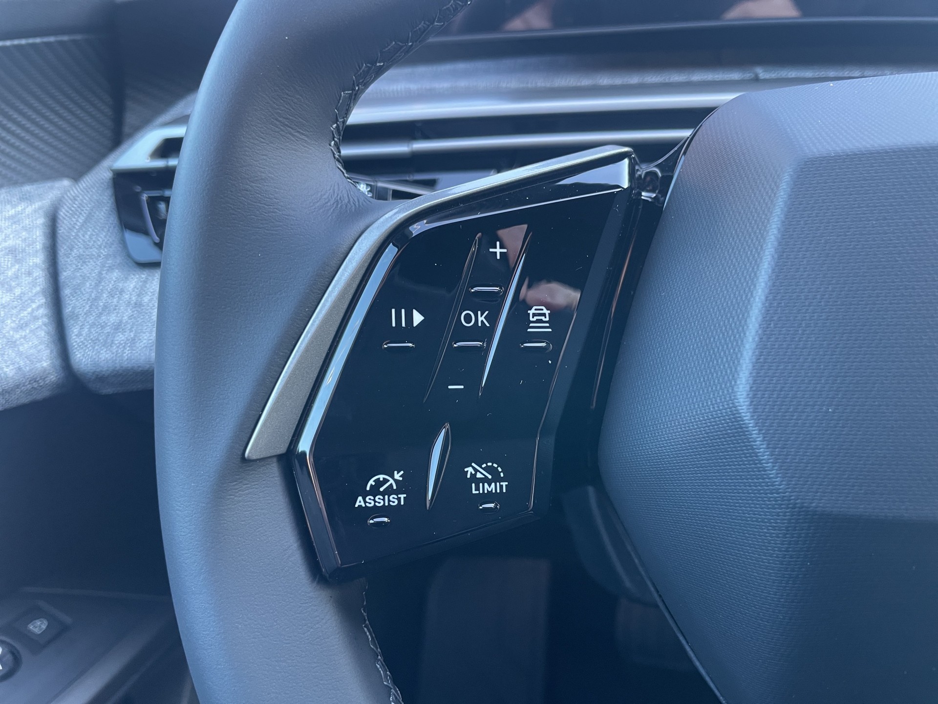 PEUGEOT 3008 1.2 Hybrid Allure Premium-image-11