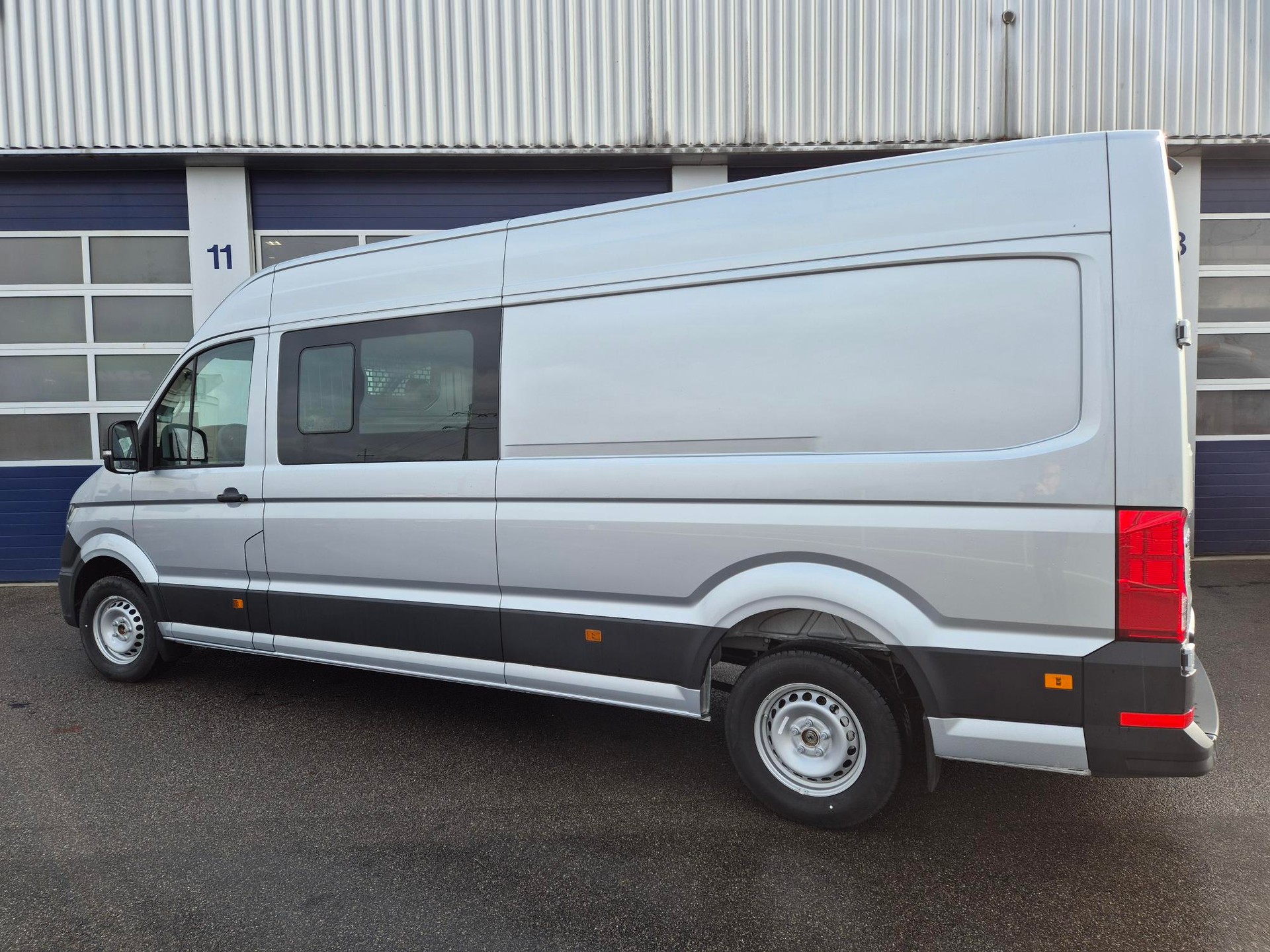 VW Crafter 35 2.0 BiTDI L4 HD A-showroom-element-1