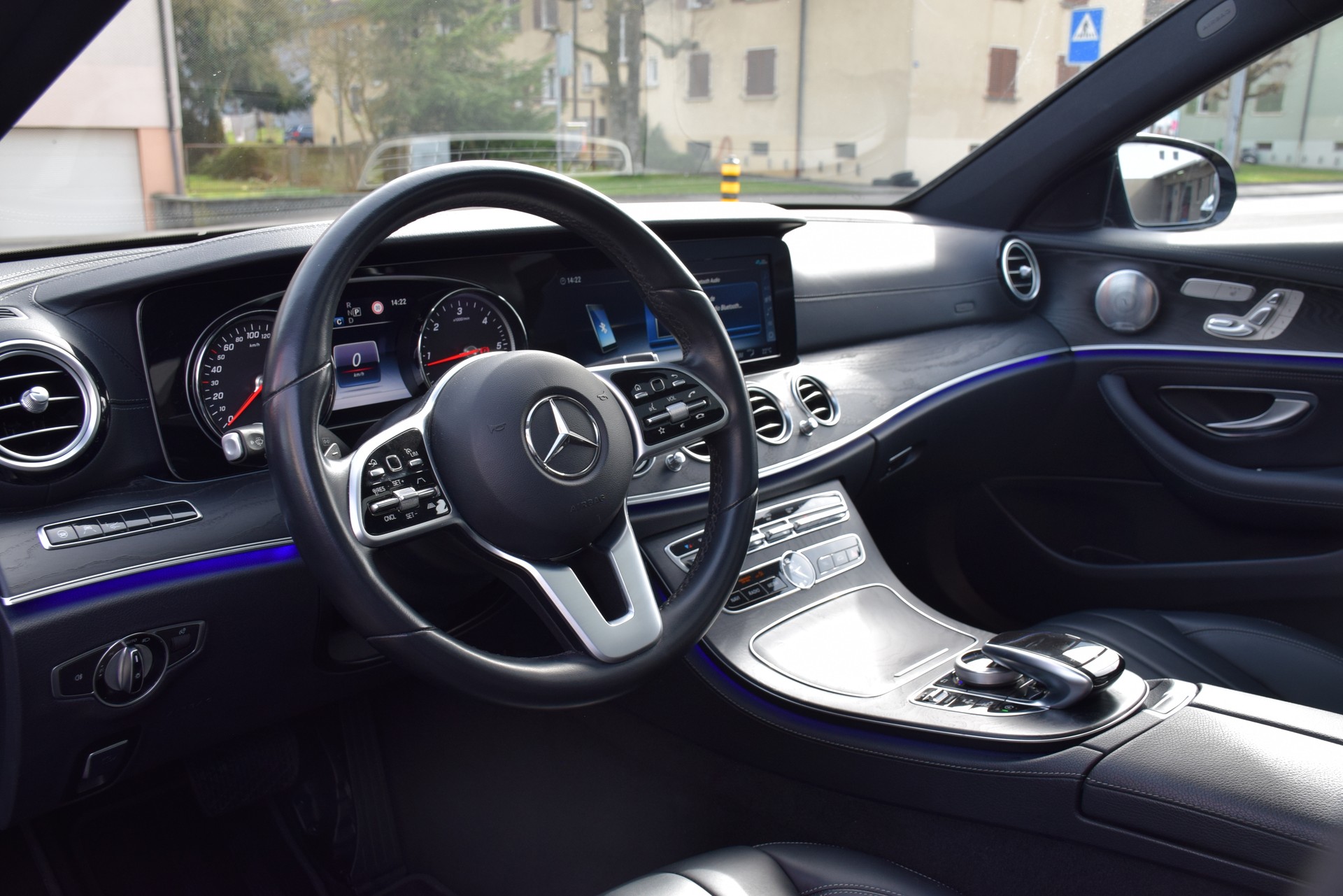 MERCEDES-BENZ E 220 d AMG Line 4Matic 9G-Tronic-image-9