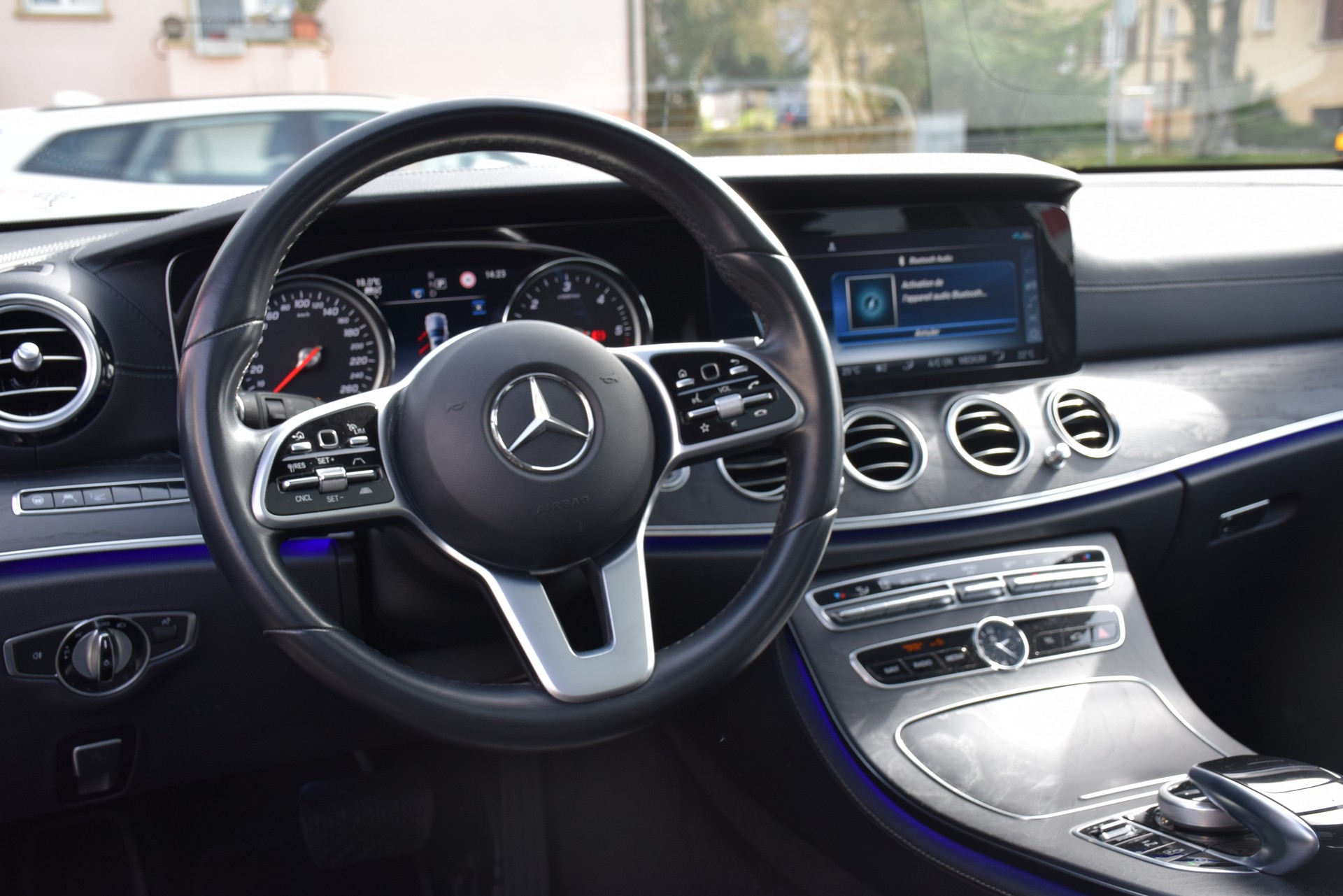 MERCEDES-BENZ E 220 d AMG Line 4Matic 9G-Tronic-image-10