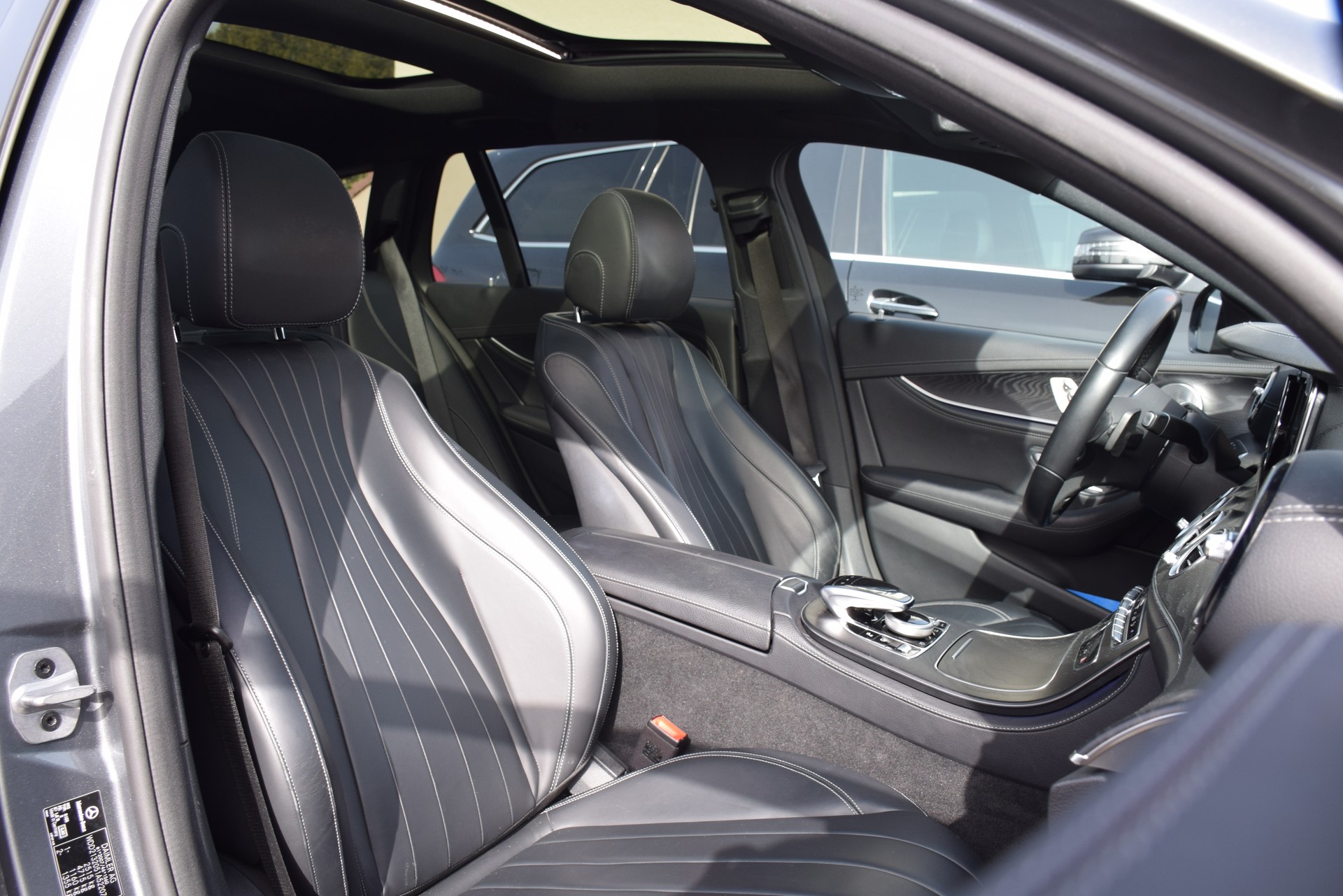 MERCEDES-BENZ E 220 d AMG Line 4Matic 9G-Tronic-image-13
