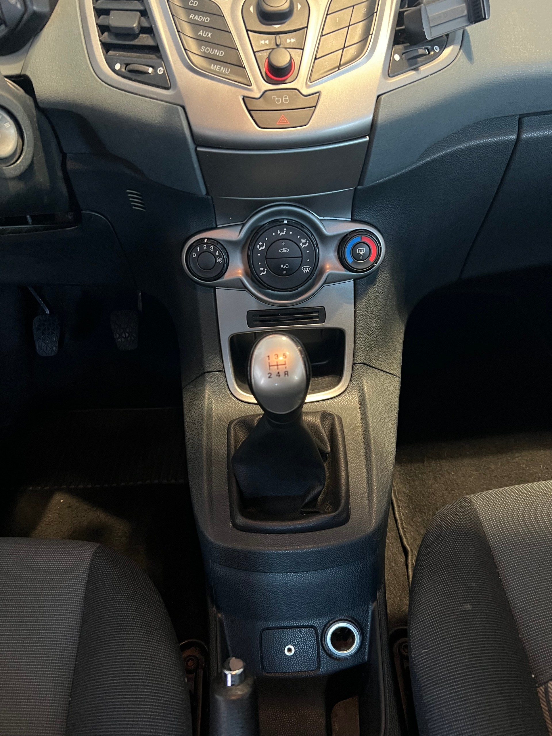 FORD Fiesta 1.4 16V Titanium-image-14
