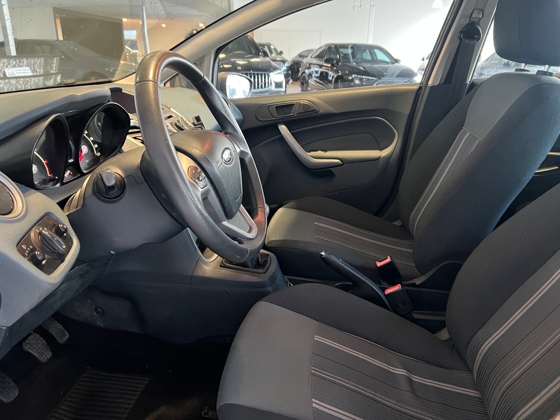 FORD Fiesta 1.4 16V Titanium-image-16
