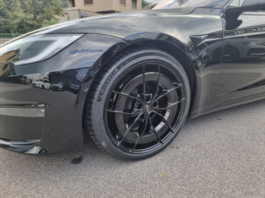TESLA Model S-image-13