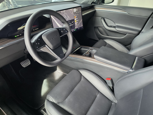TESLA Model S-showroom-element-1