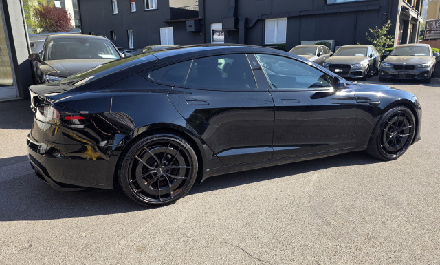 TESLA Model S-showroom-element-2